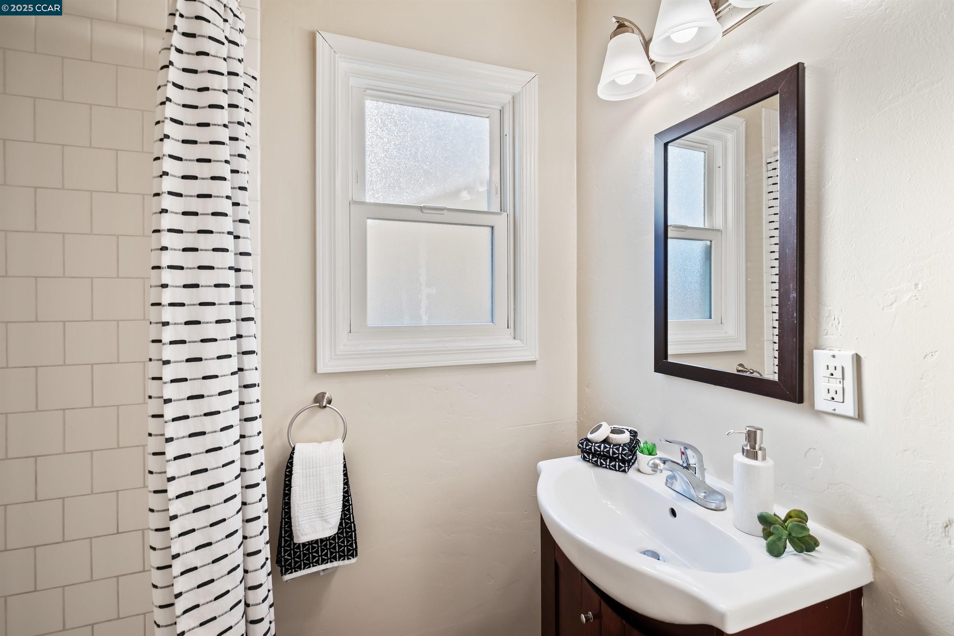 Detail Gallery Image 21 of 27 For 2332 Mountain View Dr, Concord,  CA 94520 - 2 Beds | 1 Baths