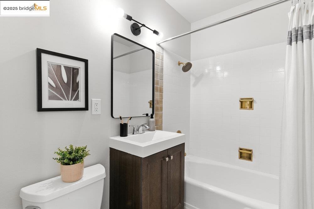 Detail Gallery Image 14 of 38 For 2601 College Ave #203,  Berkeley,  CA 94704 - 2 Beds | 1 Baths