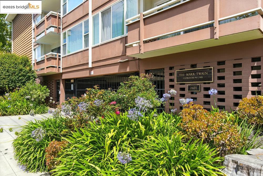 Detail Gallery Image 3 of 38 For 2601 College Ave #203,  Berkeley,  CA 94704 - 2 Beds | 1 Baths