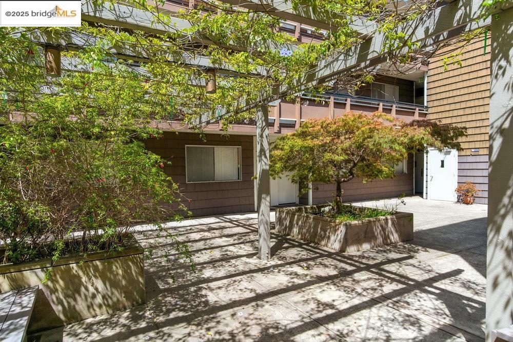 Detail Gallery Image 30 of 38 For 2601 College Ave #203,  Berkeley,  CA 94704 - 2 Beds | 1 Baths