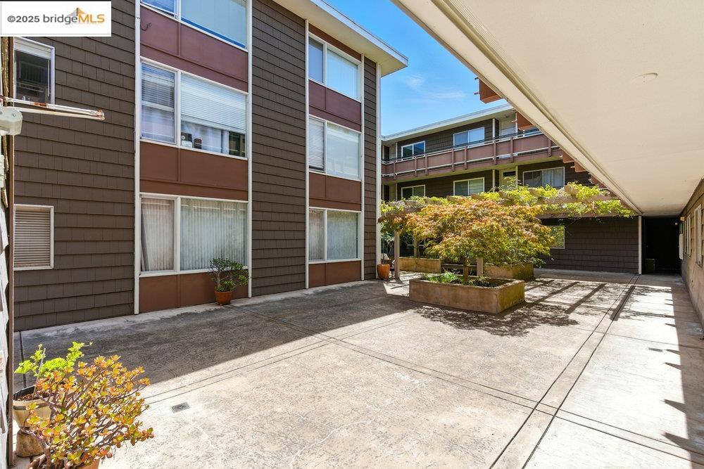 Detail Gallery Image 31 of 38 For 2601 College Ave #203,  Berkeley,  CA 94704 - 2 Beds | 1 Baths