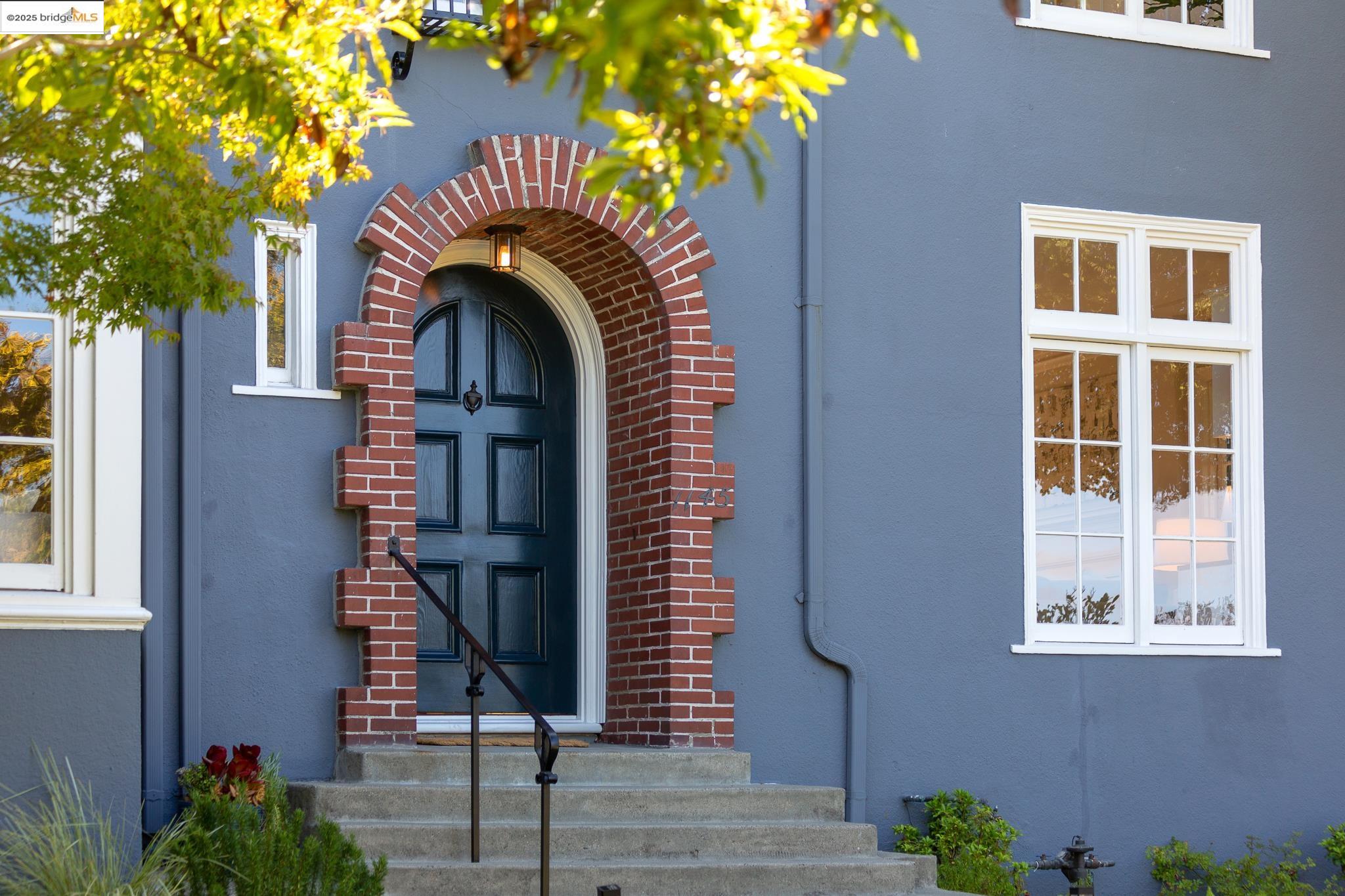 Detail Gallery Image 2 of 59 For 1145 Mandana Blvd, Oakland,  CA 94610 - 3 Beds | 2 Baths