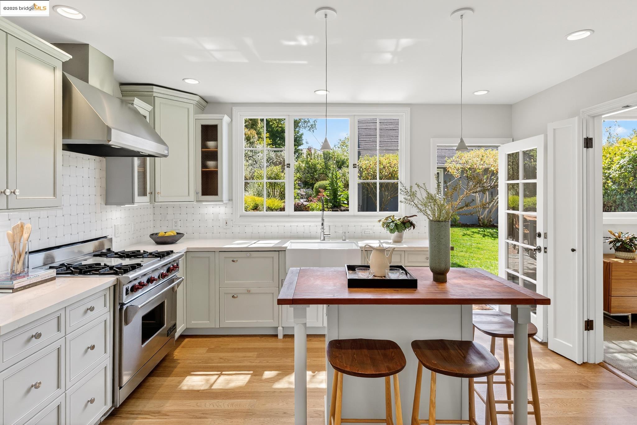 Detail Gallery Image 16 of 59 For 1145 Mandana Blvd, Oakland,  CA 94610 - 3 Beds | 2 Baths