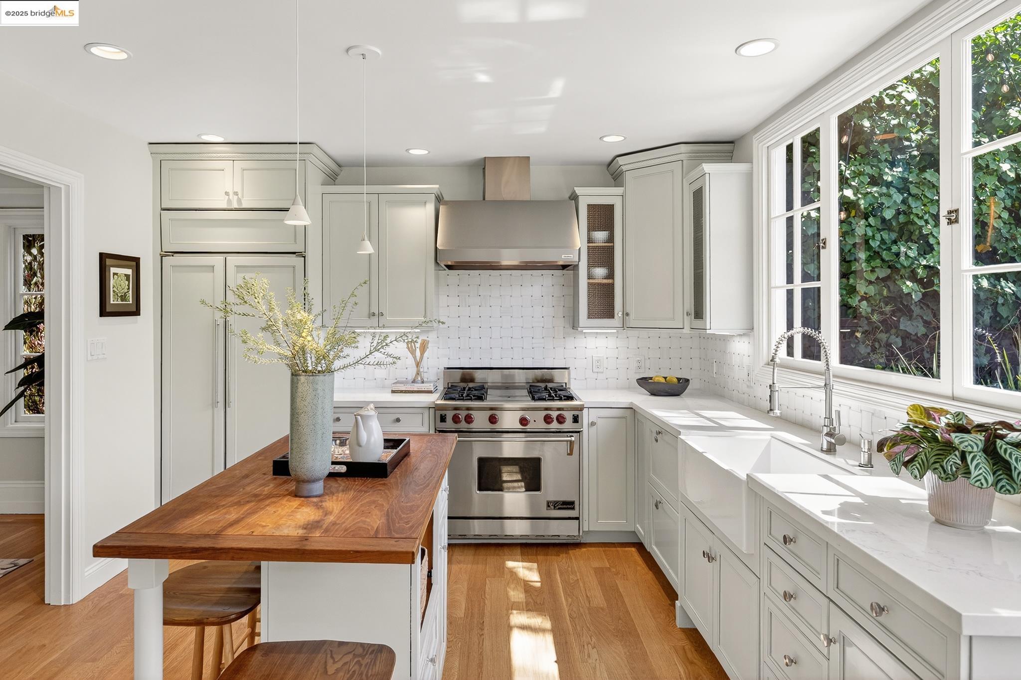Detail Gallery Image 17 of 59 For 1145 Mandana Blvd, Oakland,  CA 94610 - 3 Beds | 2 Baths