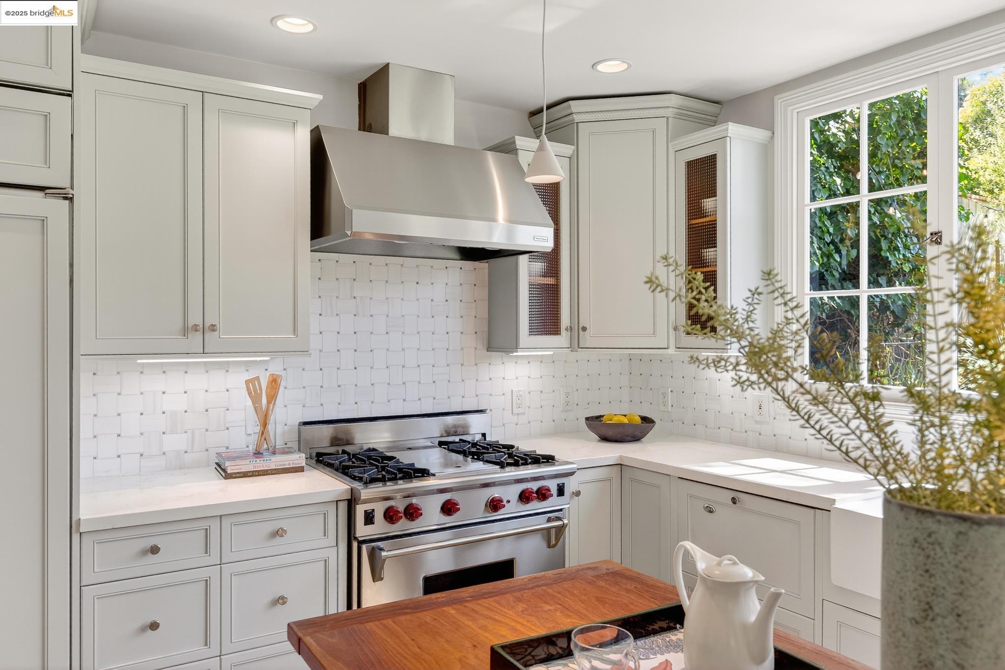 Detail Gallery Image 18 of 59 For 1145 Mandana Blvd, Oakland,  CA 94610 - 3 Beds | 2 Baths