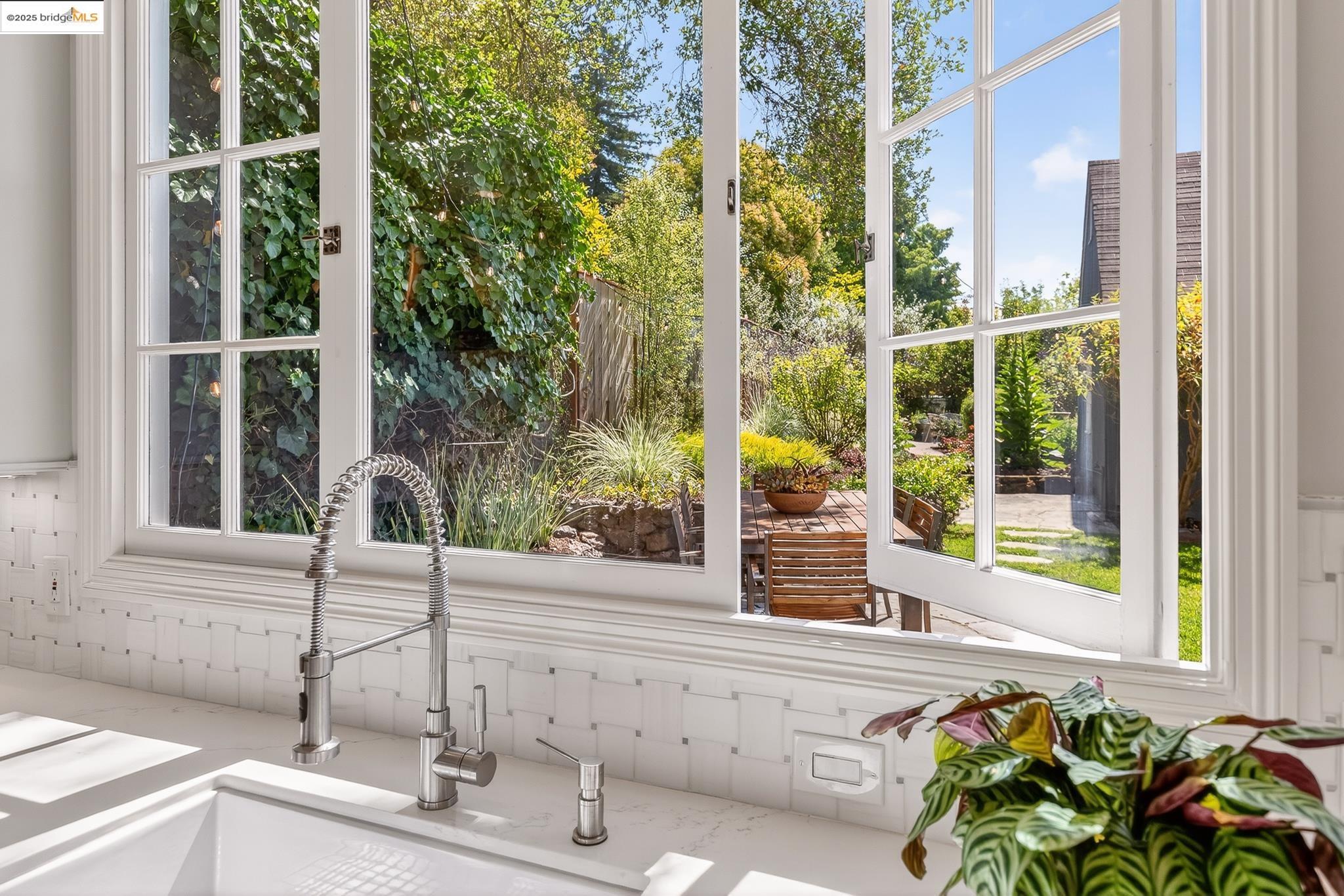 Detail Gallery Image 19 of 59 For 1145 Mandana Blvd, Oakland,  CA 94610 - 3 Beds | 2 Baths