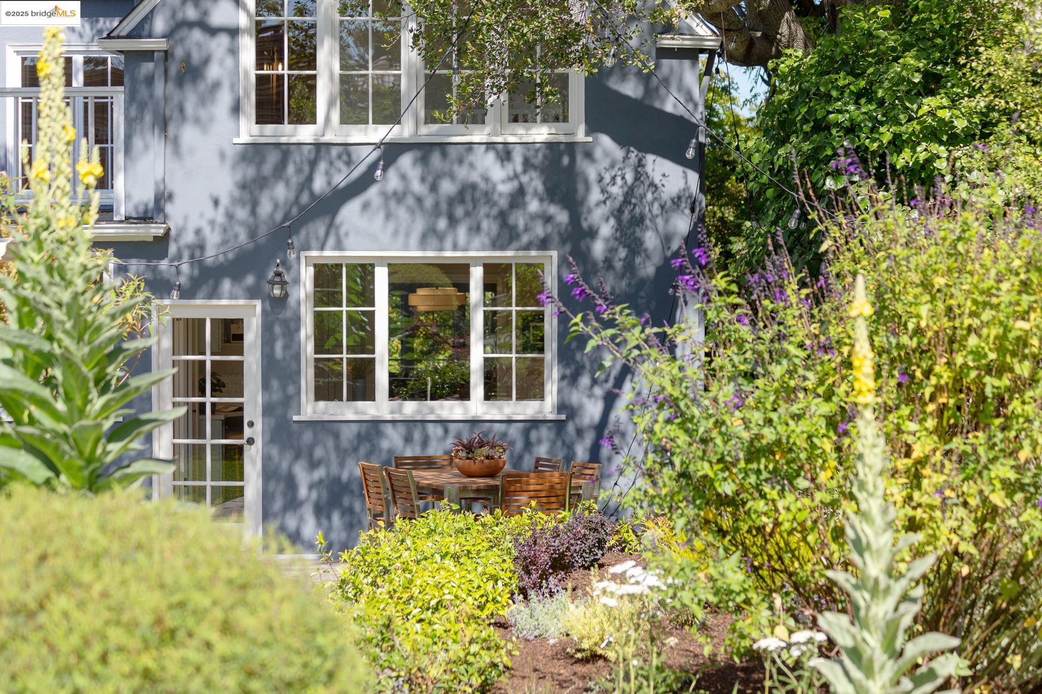 Detail Gallery Image 23 of 59 For 1145 Mandana Blvd, Oakland,  CA 94610 - 3 Beds | 2 Baths