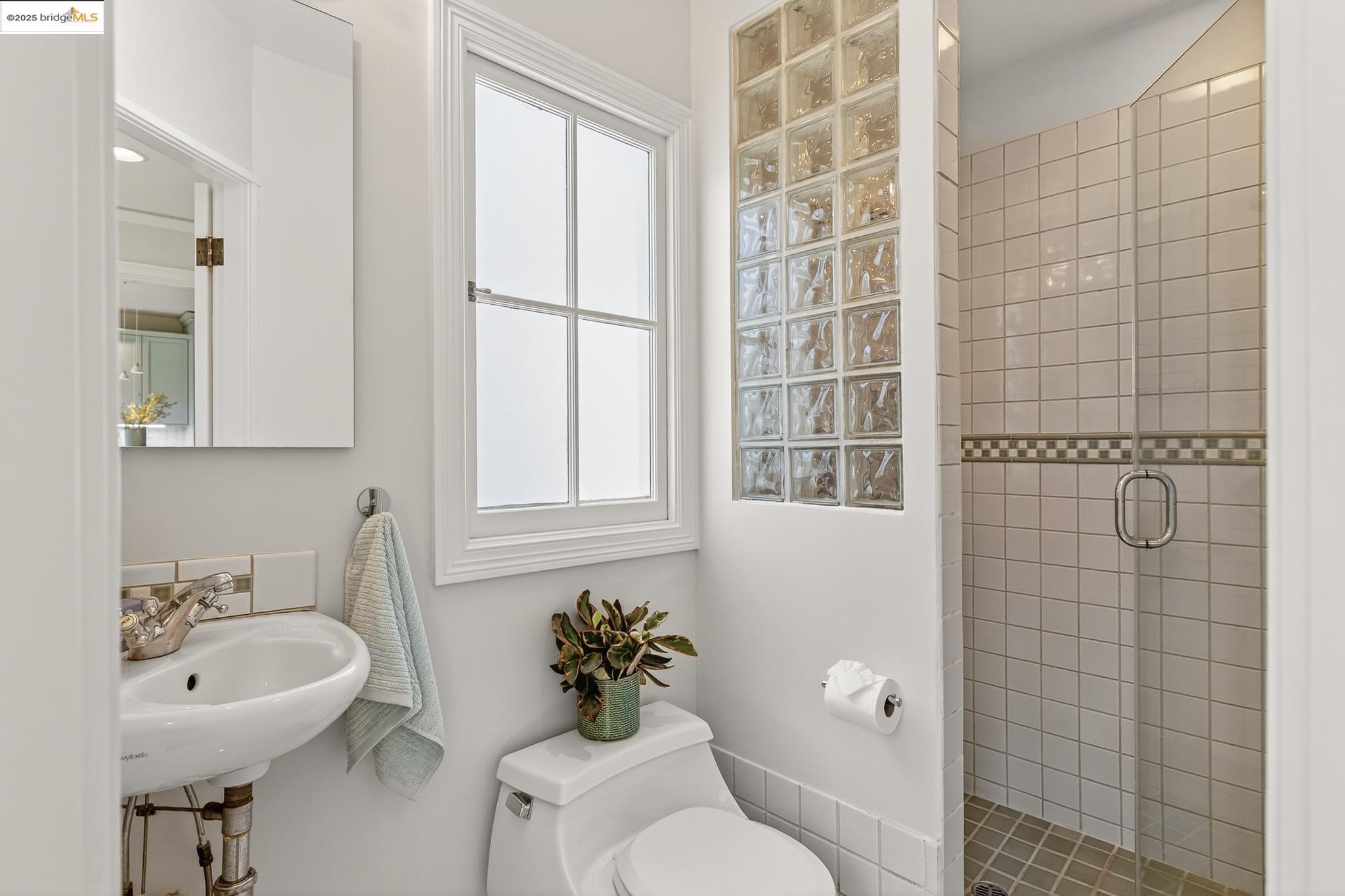 Detail Gallery Image 28 of 59 For 1145 Mandana Blvd, Oakland,  CA 94610 - 3 Beds | 2 Baths