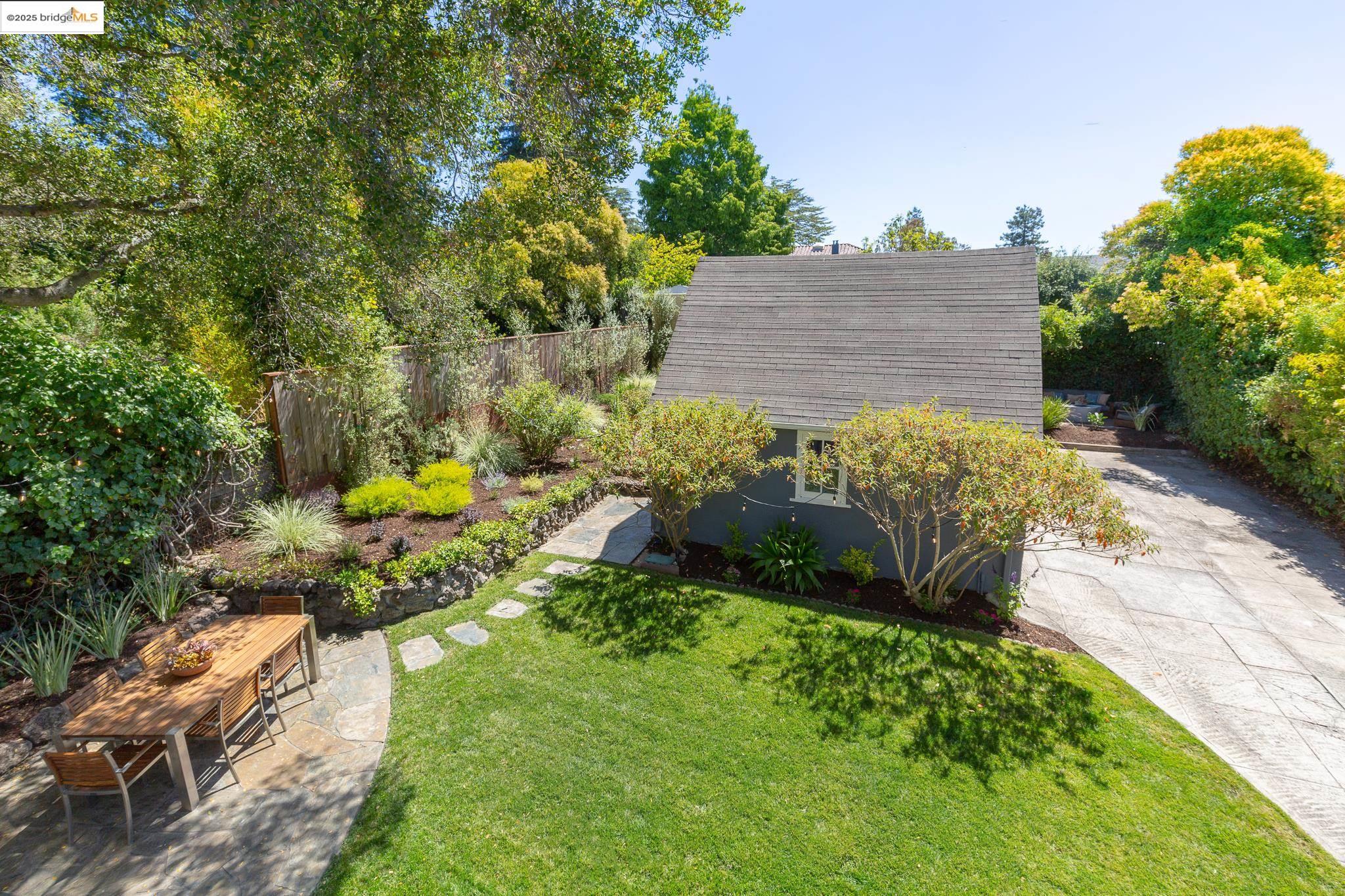 Detail Gallery Image 36 of 59 For 1145 Mandana Blvd, Oakland,  CA 94610 - 3 Beds | 2 Baths