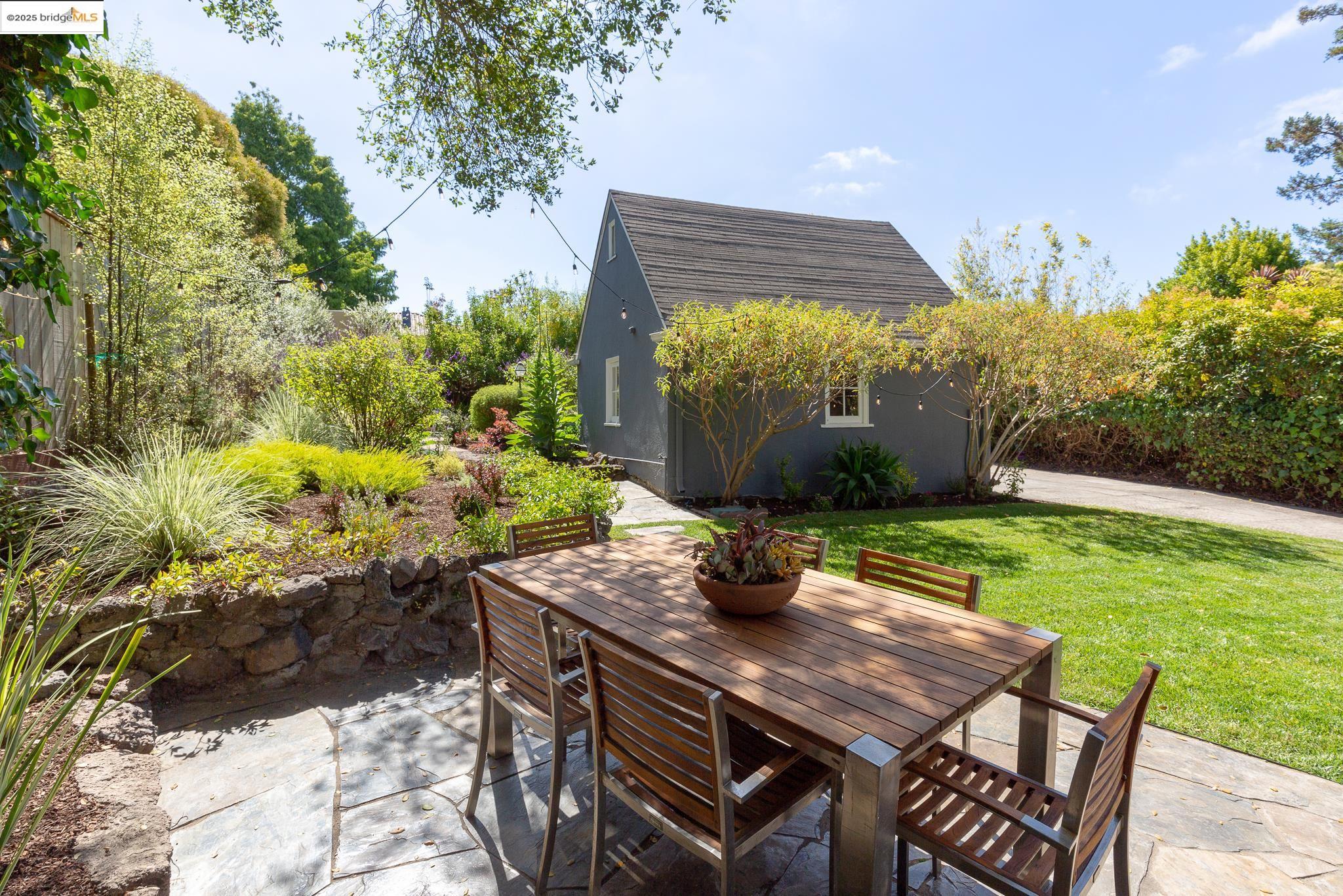 Detail Gallery Image 45 of 59 For 1145 Mandana Blvd, Oakland,  CA 94610 - 3 Beds | 2 Baths
