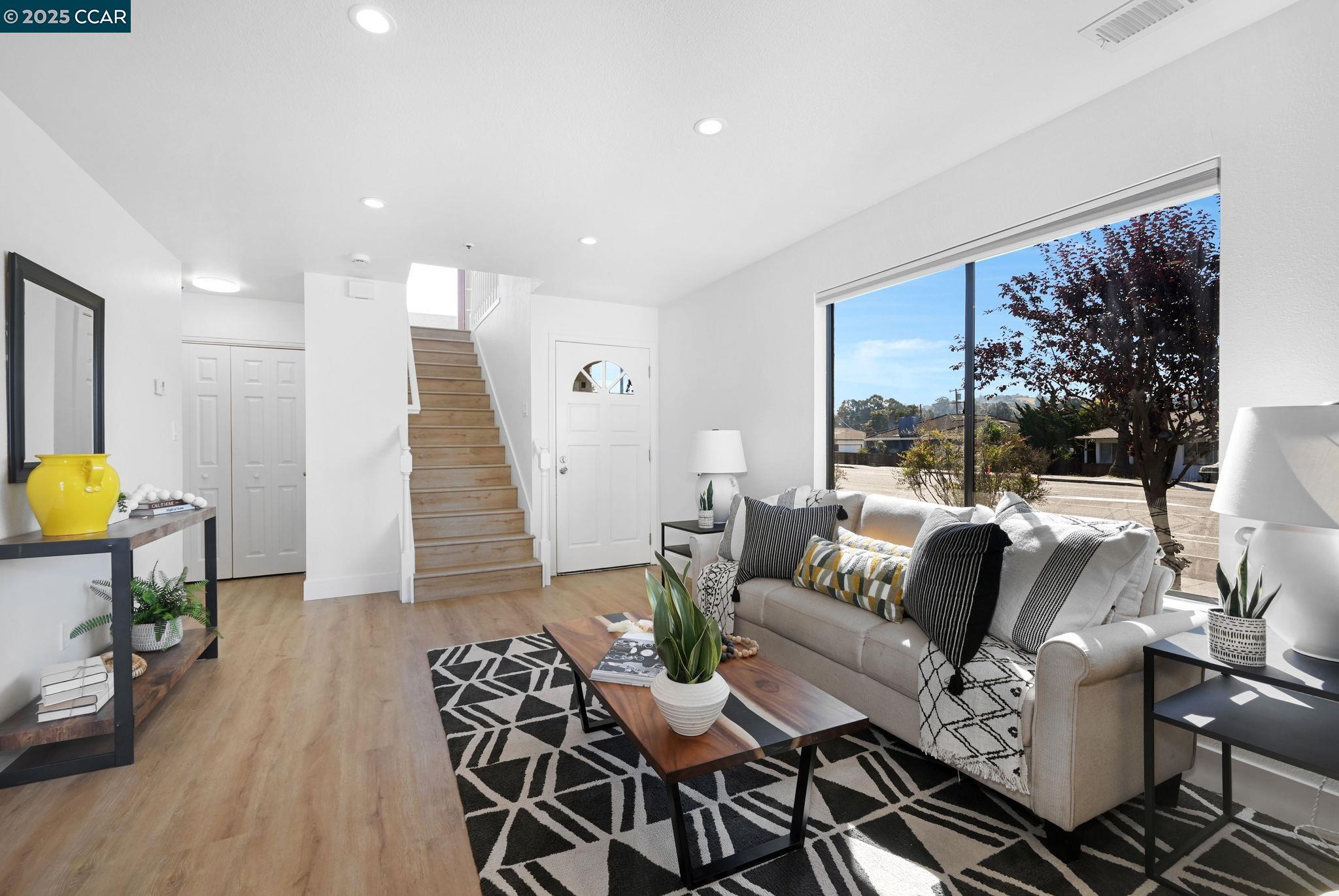 Detail Gallery Image 5 of 28 For 22095 Betlen Way, Hayward,  CA 94546 - 2 Beds | 2/1 Baths