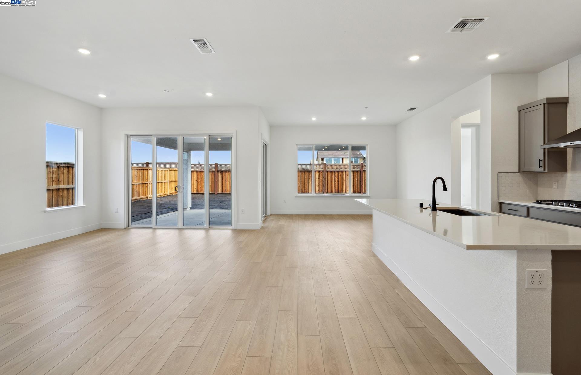 Detail Gallery Image 5 of 34 For 17654 Brightwood Avenue, Lathrop,  CA 95330 - 2 Beds | 2 Baths