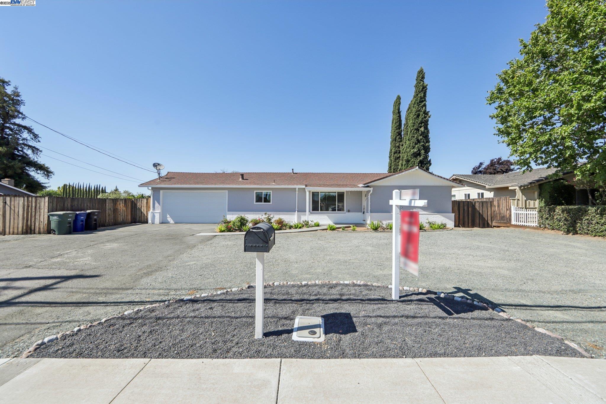 Detail Gallery Image 3 of 13 For 1160 W Cypress Rd, Oakley,  CA 94561 - 3 Beds | 2 Baths