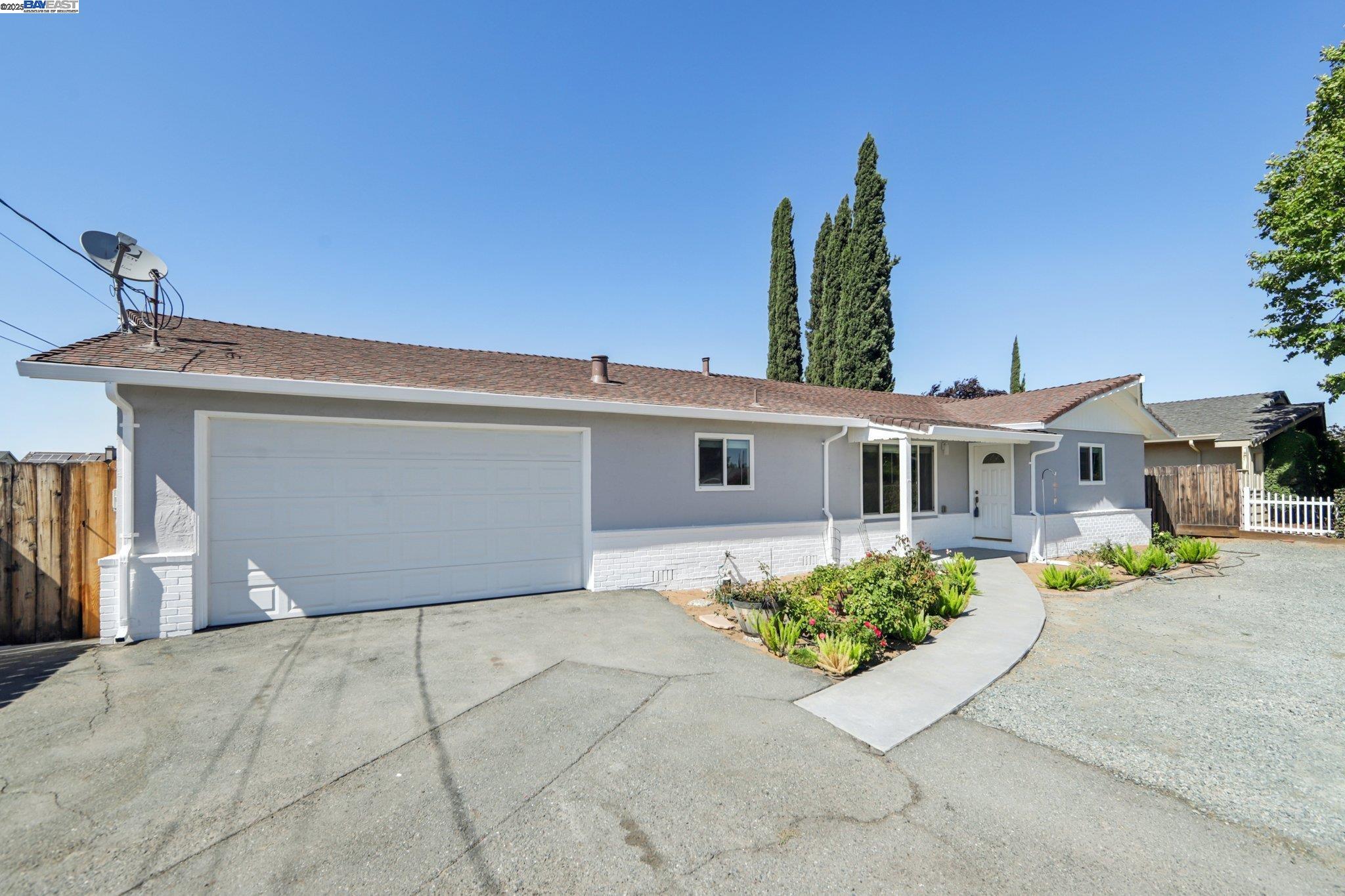 Detail Gallery Image 4 of 13 For 1160 W Cypress Rd, Oakley,  CA 94561 - 3 Beds | 2 Baths