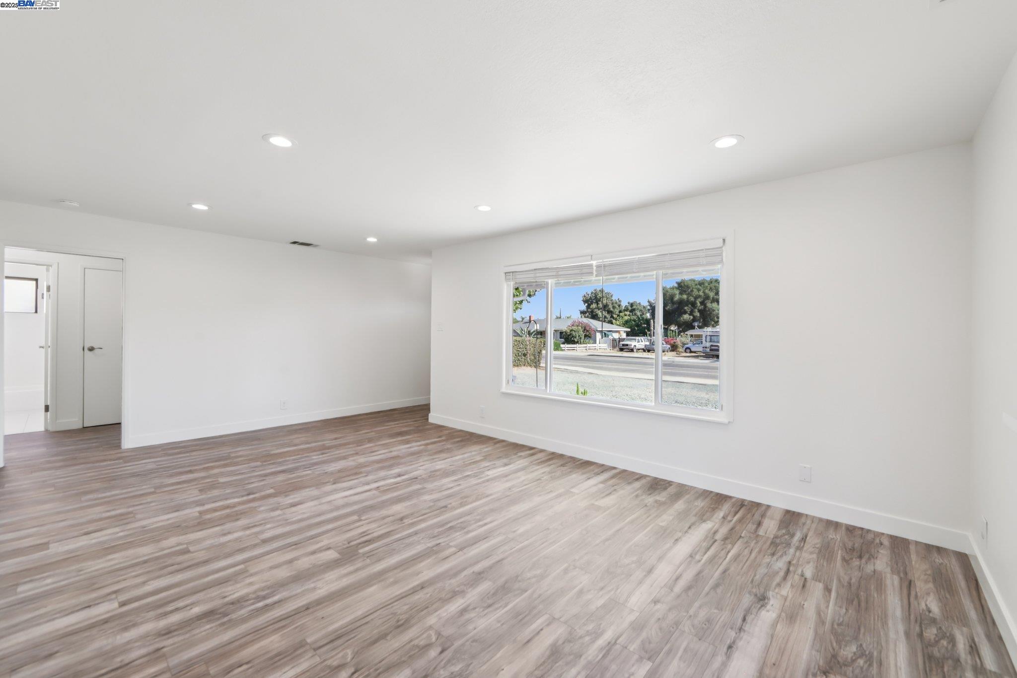Detail Gallery Image 7 of 13 For 1160 W Cypress Rd, Oakley,  CA 94561 - 3 Beds | 2 Baths