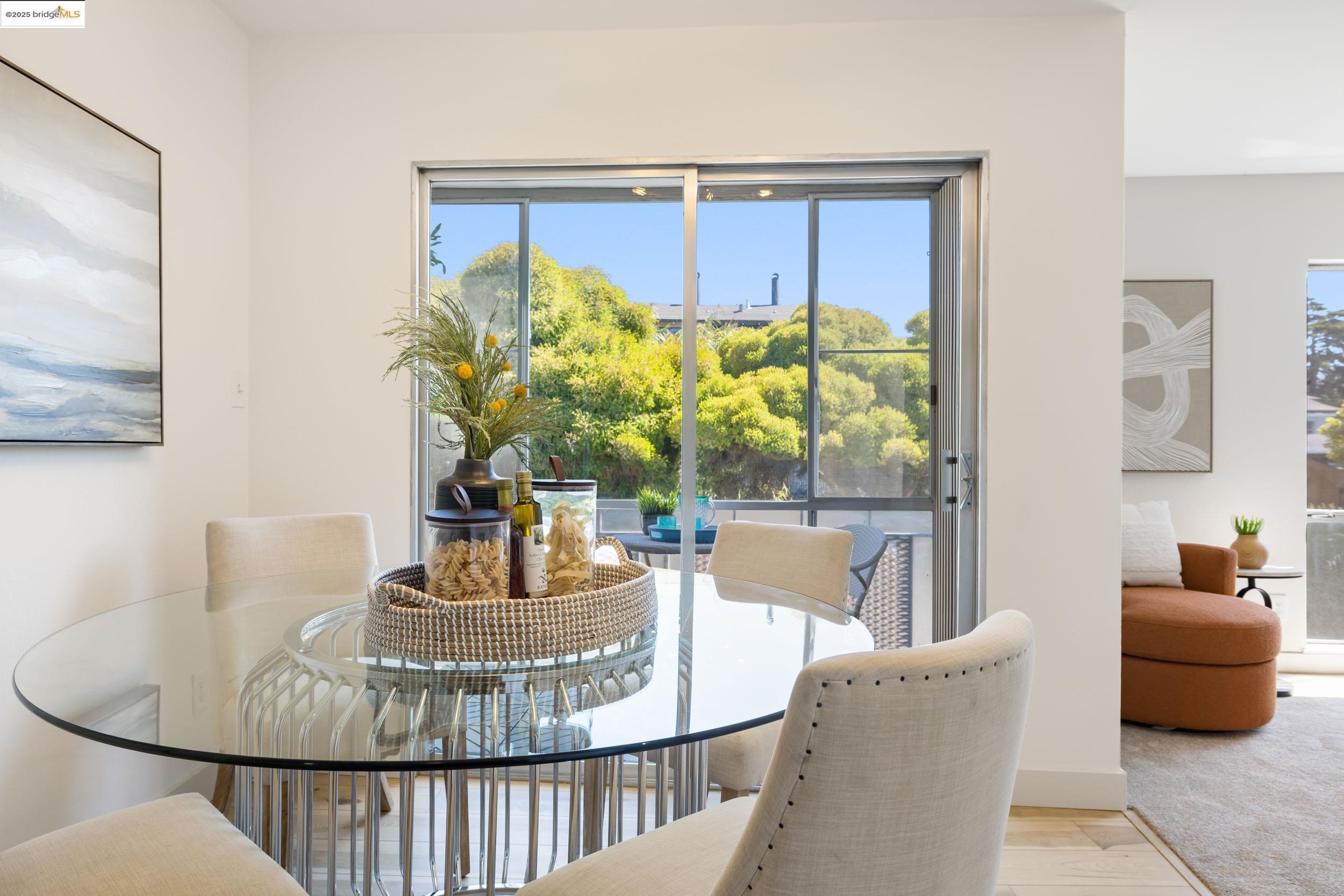 3877 Howe St # 206, Oakland, California 94611, 2 Bedrooms Bedrooms, 4 Rooms Rooms,1 BathroomBathrooms,Residential,For Sale,3877 Howe St # 206,41106838