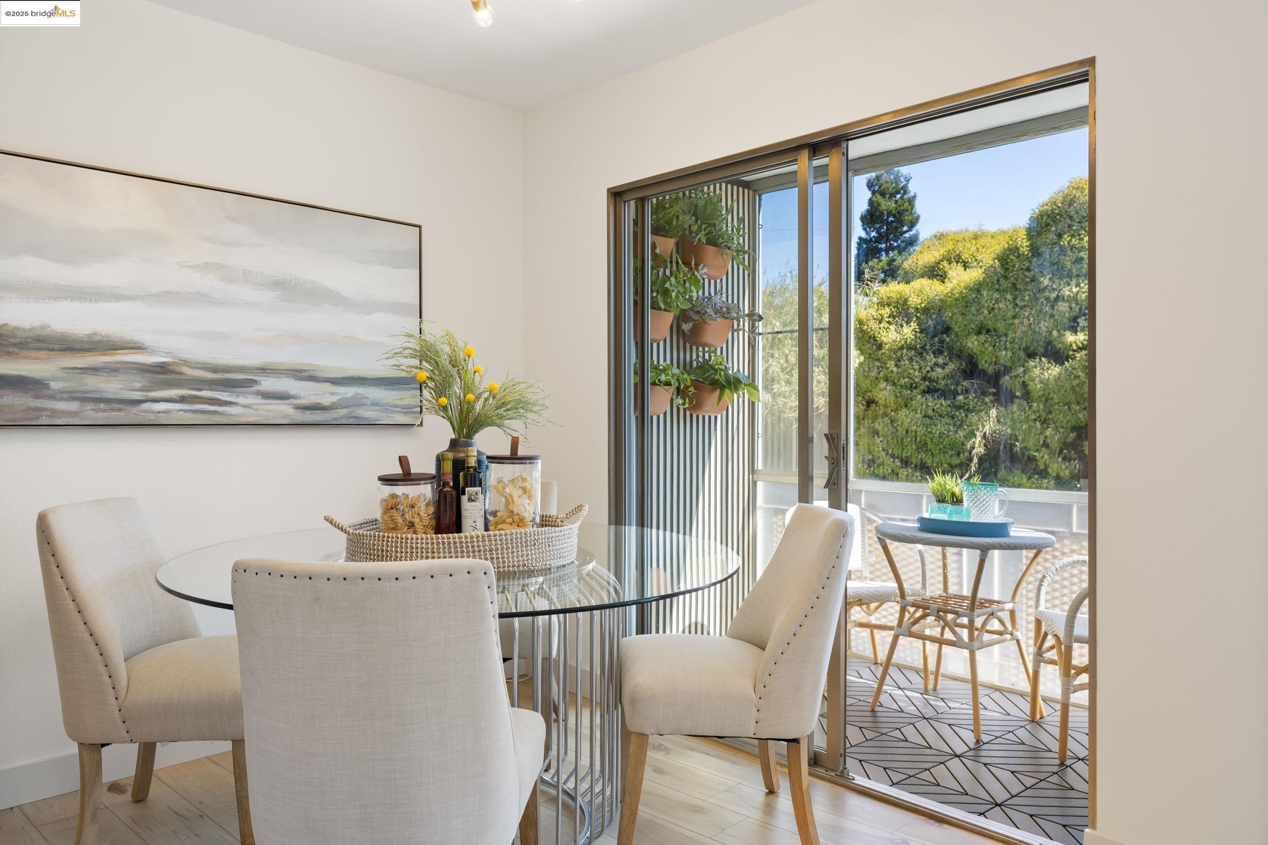 3877 Howe St # 206, Oakland, California 94611, 2 Bedrooms Bedrooms, 4 Rooms Rooms,1 BathroomBathrooms,Residential,For Sale,3877 Howe St # 206,41106838