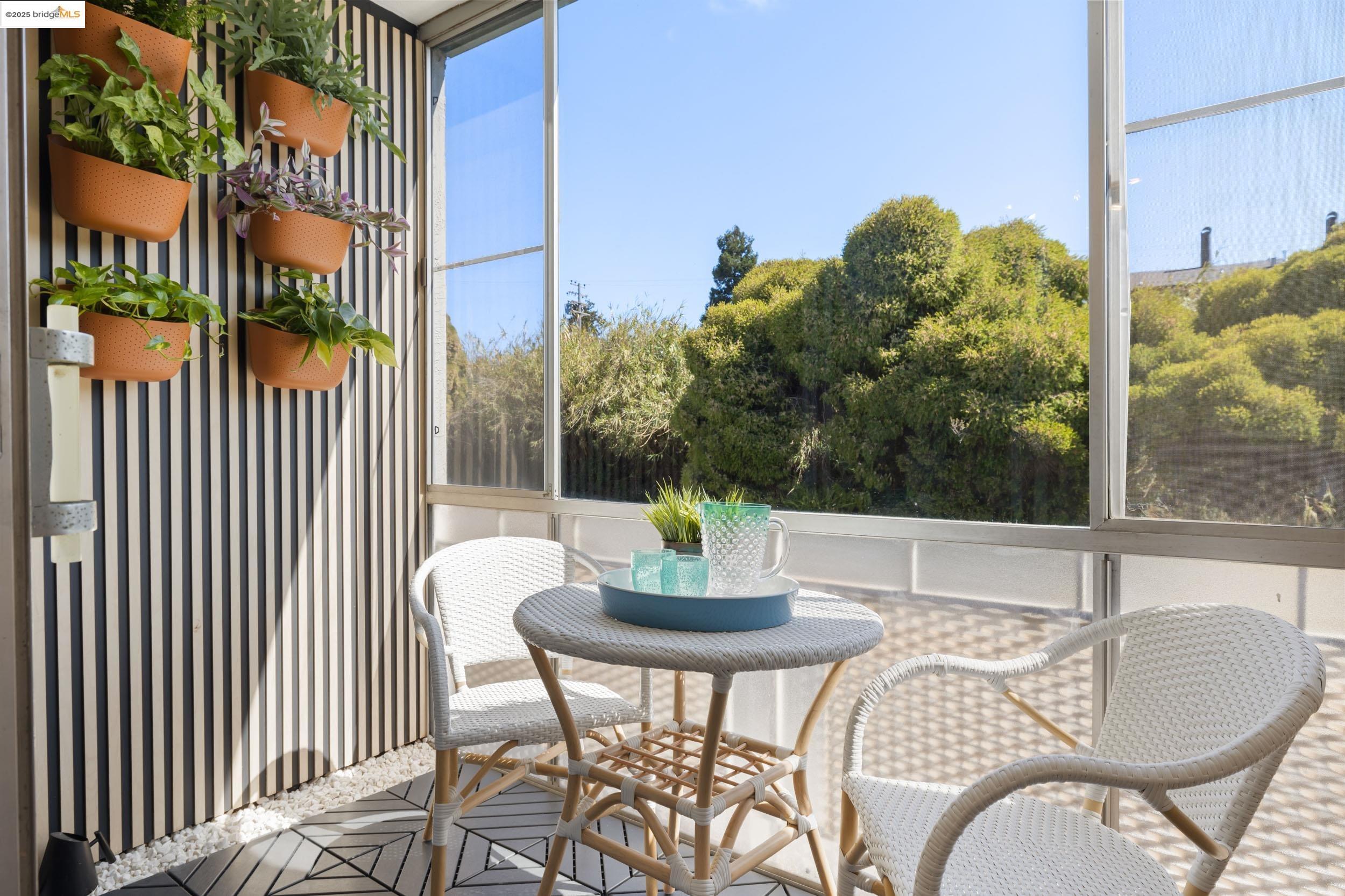 3877 Howe St # 206, Oakland, California 94611, 2 Bedrooms Bedrooms, 4 Rooms Rooms,1 BathroomBathrooms,Residential,For Sale,3877 Howe St # 206,41106838