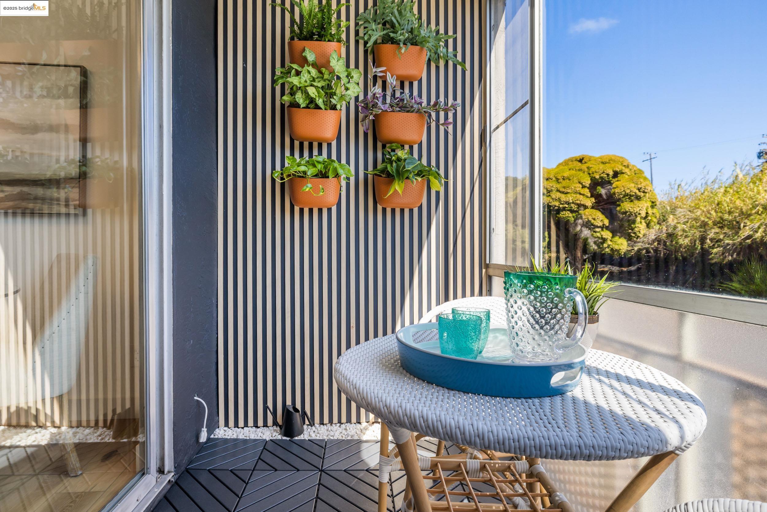 3877 Howe St # 206, Oakland, California 94611, 2 Bedrooms Bedrooms, 4 Rooms Rooms,1 BathroomBathrooms,Residential,For Sale,3877 Howe St # 206,41106838