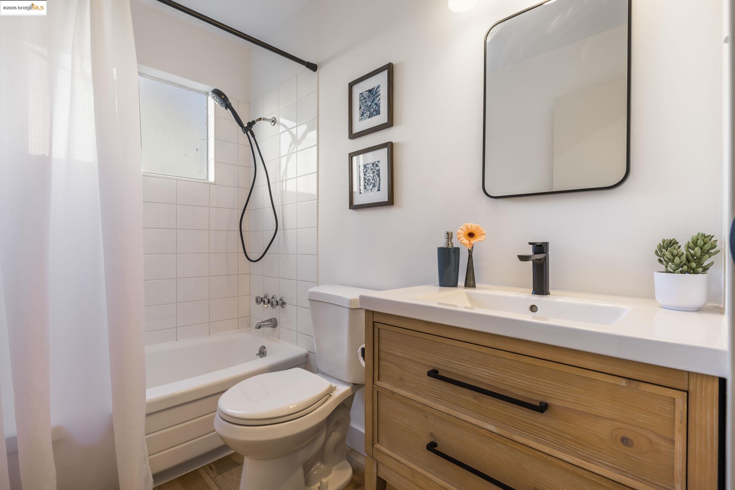 3877 Howe St # 206, Oakland, California 94611, 2 Bedrooms Bedrooms, 4 Rooms Rooms,1 BathroomBathrooms,Residential,For Sale,3877 Howe St # 206,41106838