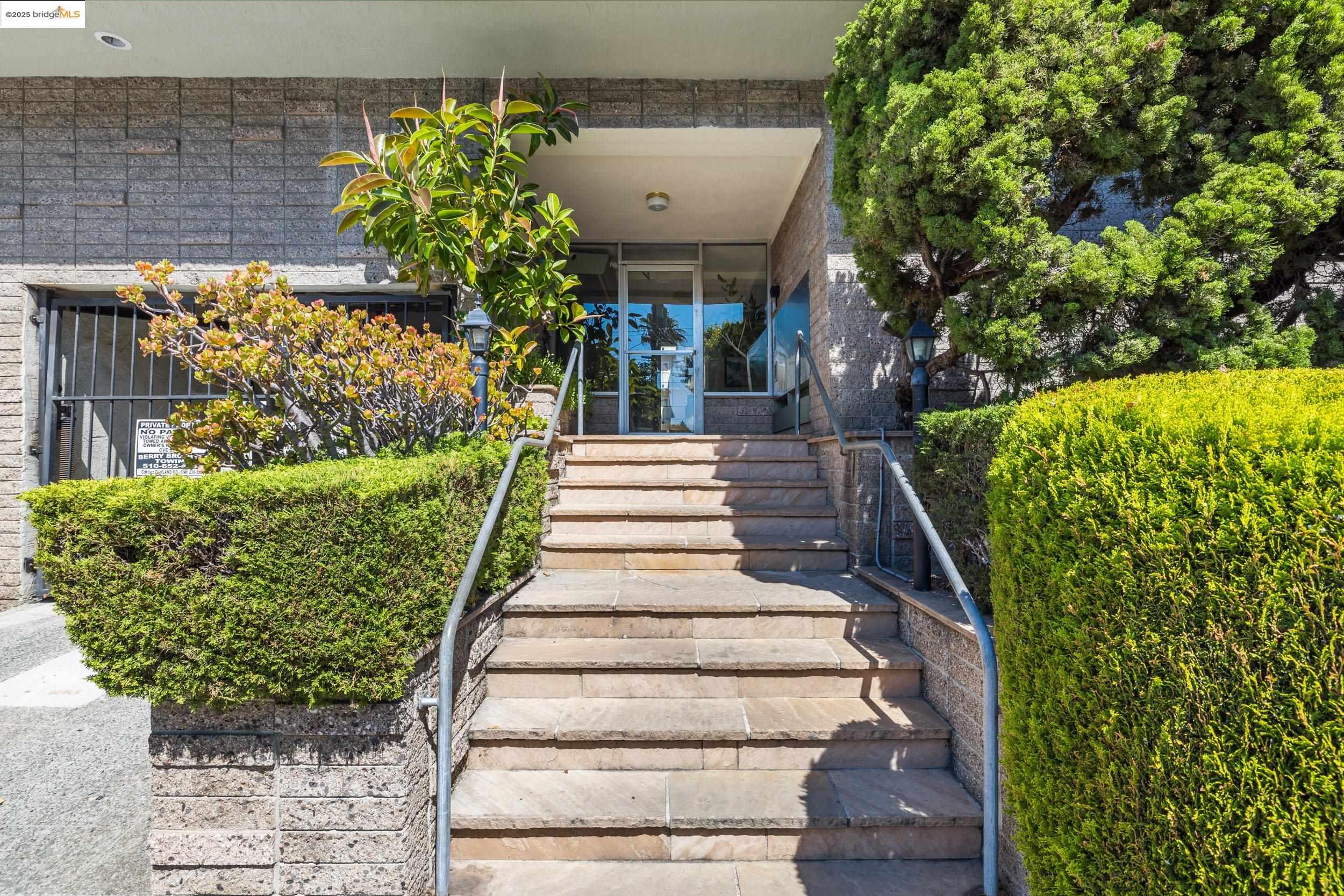 3877 Howe St # 206, Oakland, California 94611, 2 Bedrooms Bedrooms, 4 Rooms Rooms,1 BathroomBathrooms,Residential,For Sale,3877 Howe St # 206,41106838