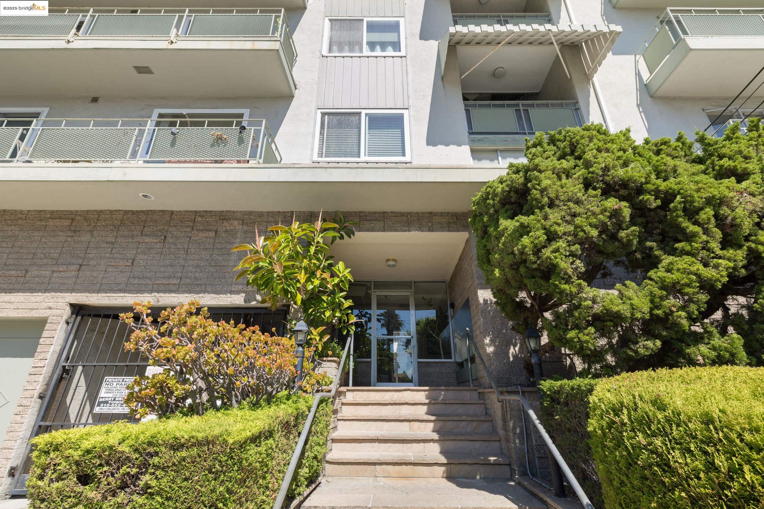 3877 Howe St # 206, Oakland, California 94611, 2 Bedrooms Bedrooms, 4 Rooms Rooms,1 BathroomBathrooms,Residential,For Sale,3877 Howe St # 206,41106838