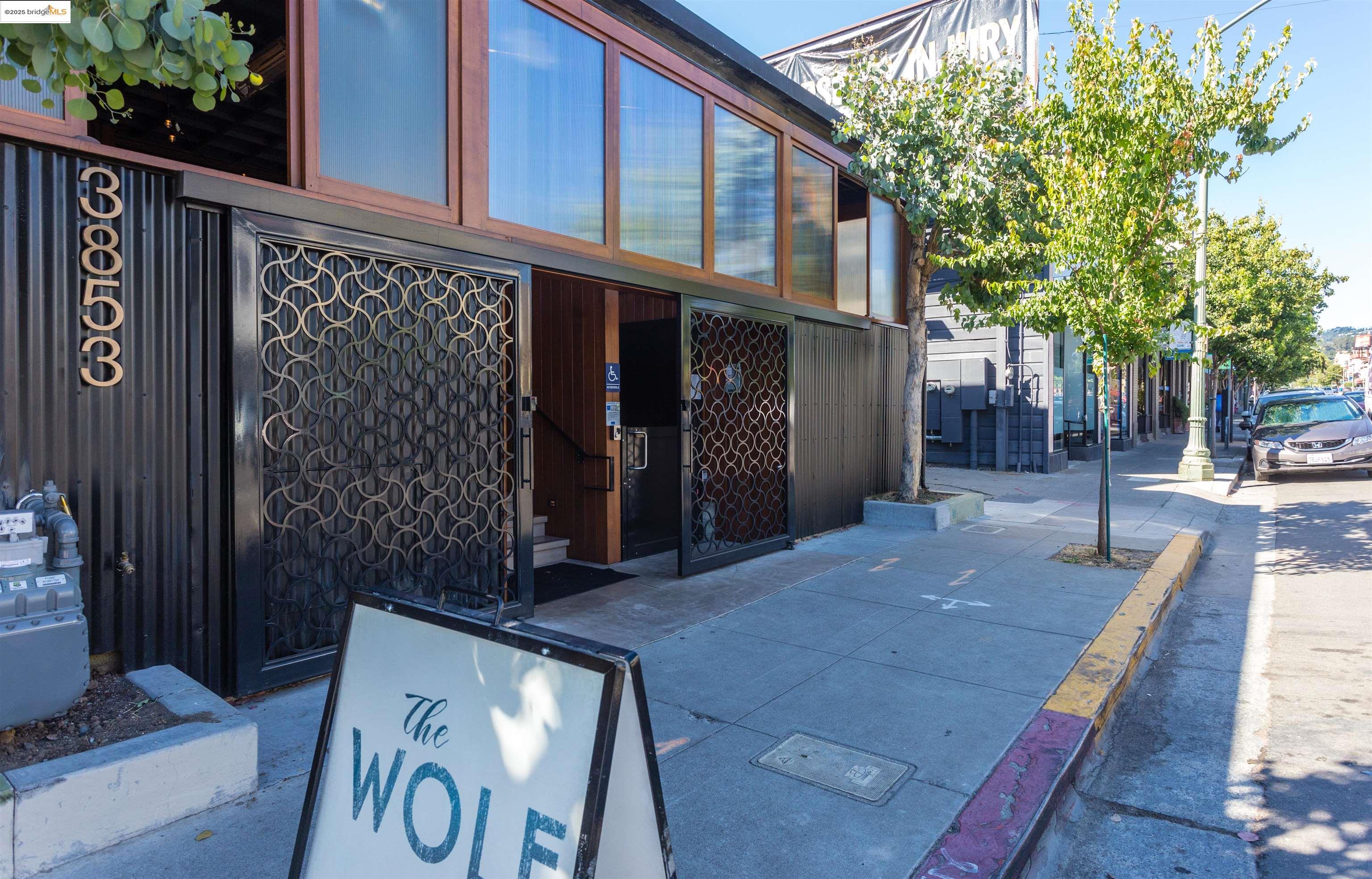3877 Howe St # 206, Oakland, California 94611, 2 Bedrooms Bedrooms, 4 Rooms Rooms,1 BathroomBathrooms,Residential,For Sale,3877 Howe St # 206,41106838