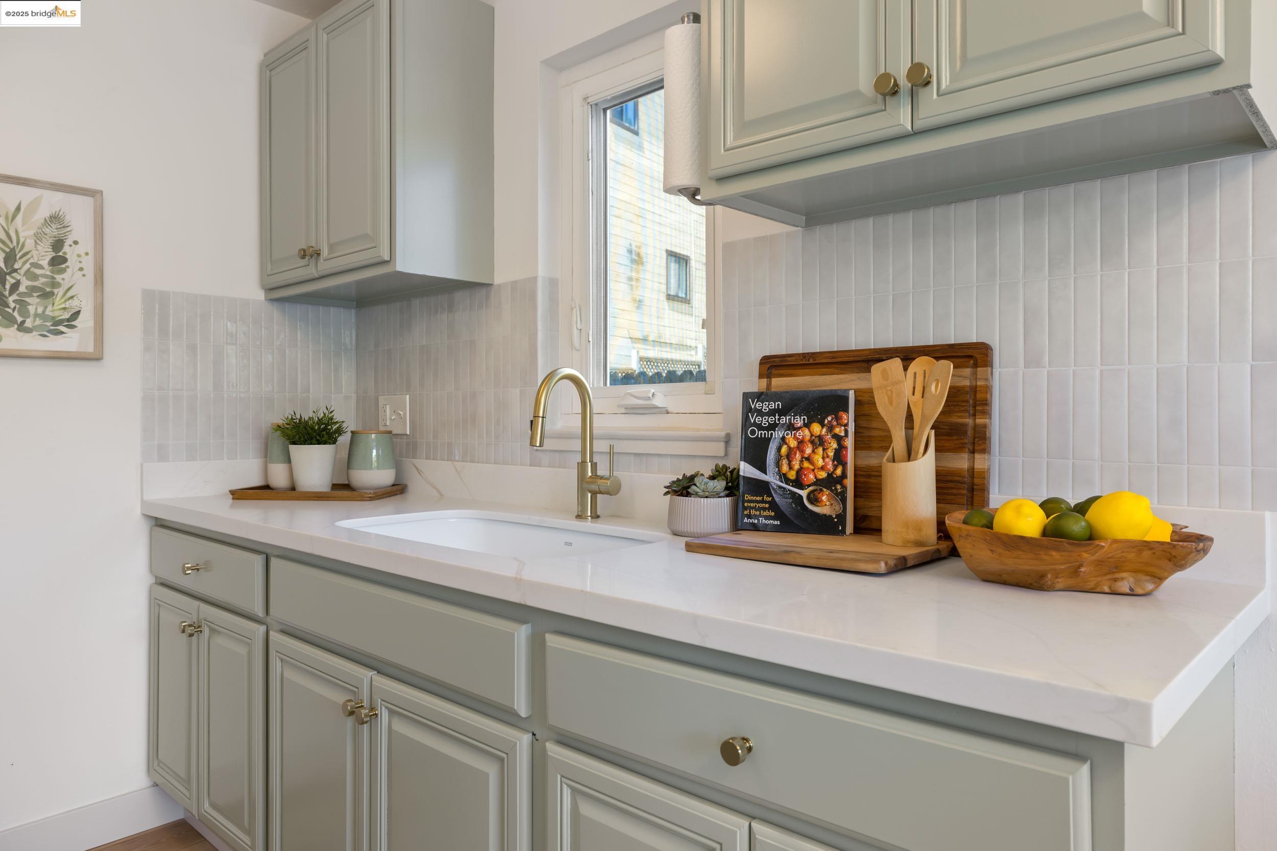 3877 Howe St # 206, Oakland, California 94611, 2 Bedrooms Bedrooms, 4 Rooms Rooms,1 BathroomBathrooms,Residential,For Sale,3877 Howe St # 206,41106838
