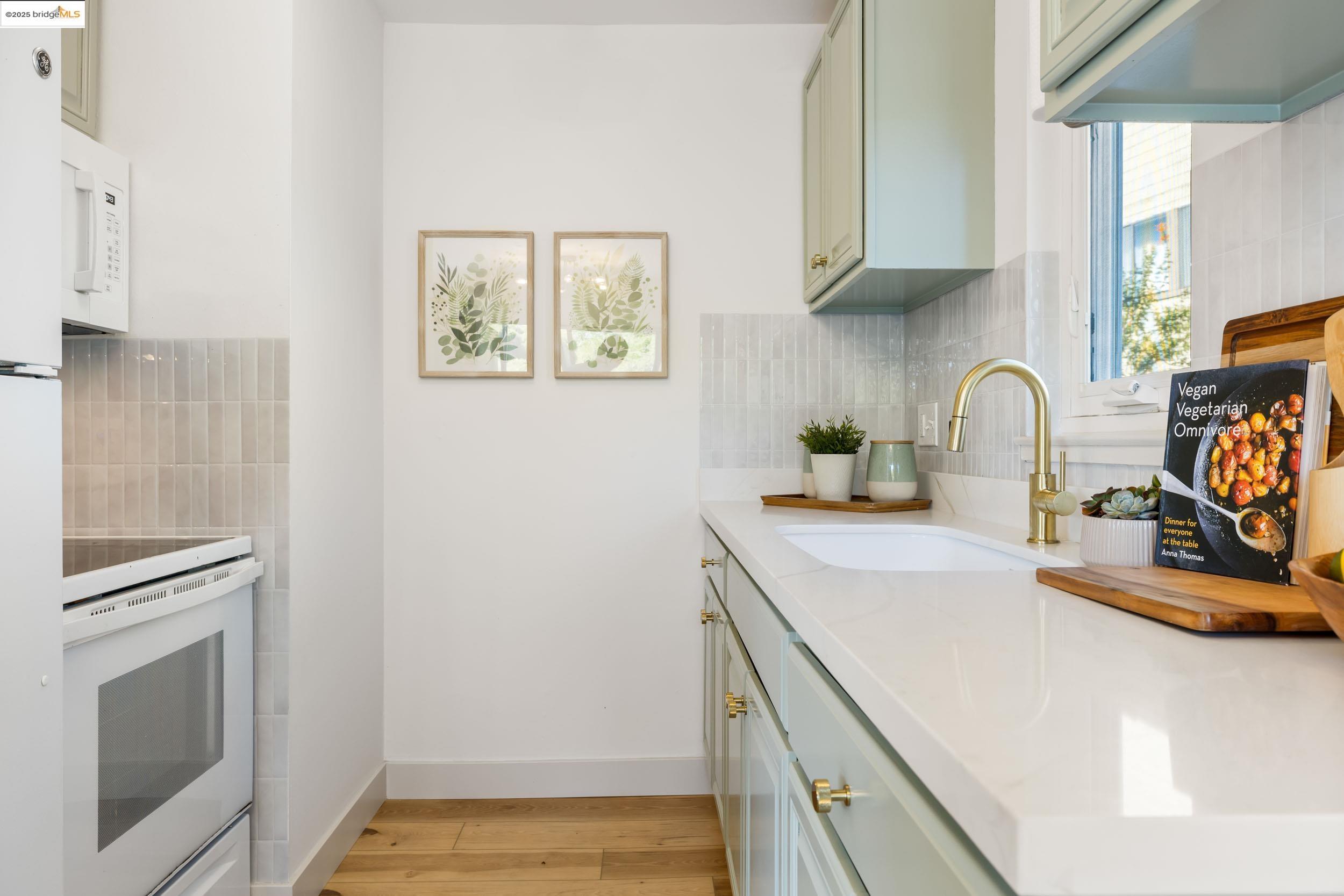 3877 Howe St # 206, Oakland, California 94611, 2 Bedrooms Bedrooms, 4 Rooms Rooms,1 BathroomBathrooms,Residential,For Sale,3877 Howe St # 206,41106838