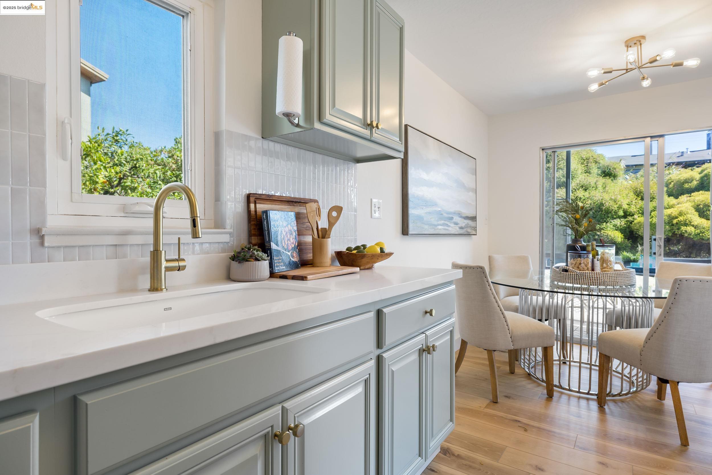 3877 Howe St # 206, Oakland, California 94611, 2 Bedrooms Bedrooms, 4 Rooms Rooms,1 BathroomBathrooms,Residential,For Sale,3877 Howe St # 206,41106838