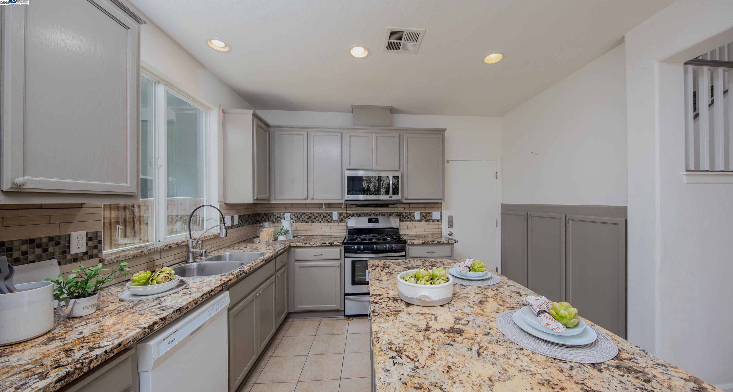 555 Centre Court Dr, Tracy, California 95376, 4 Bedrooms Bedrooms, 7 Rooms Rooms,3 BathroomsBathrooms,Residential,For Sale,555 Centre Court Dr,41106840