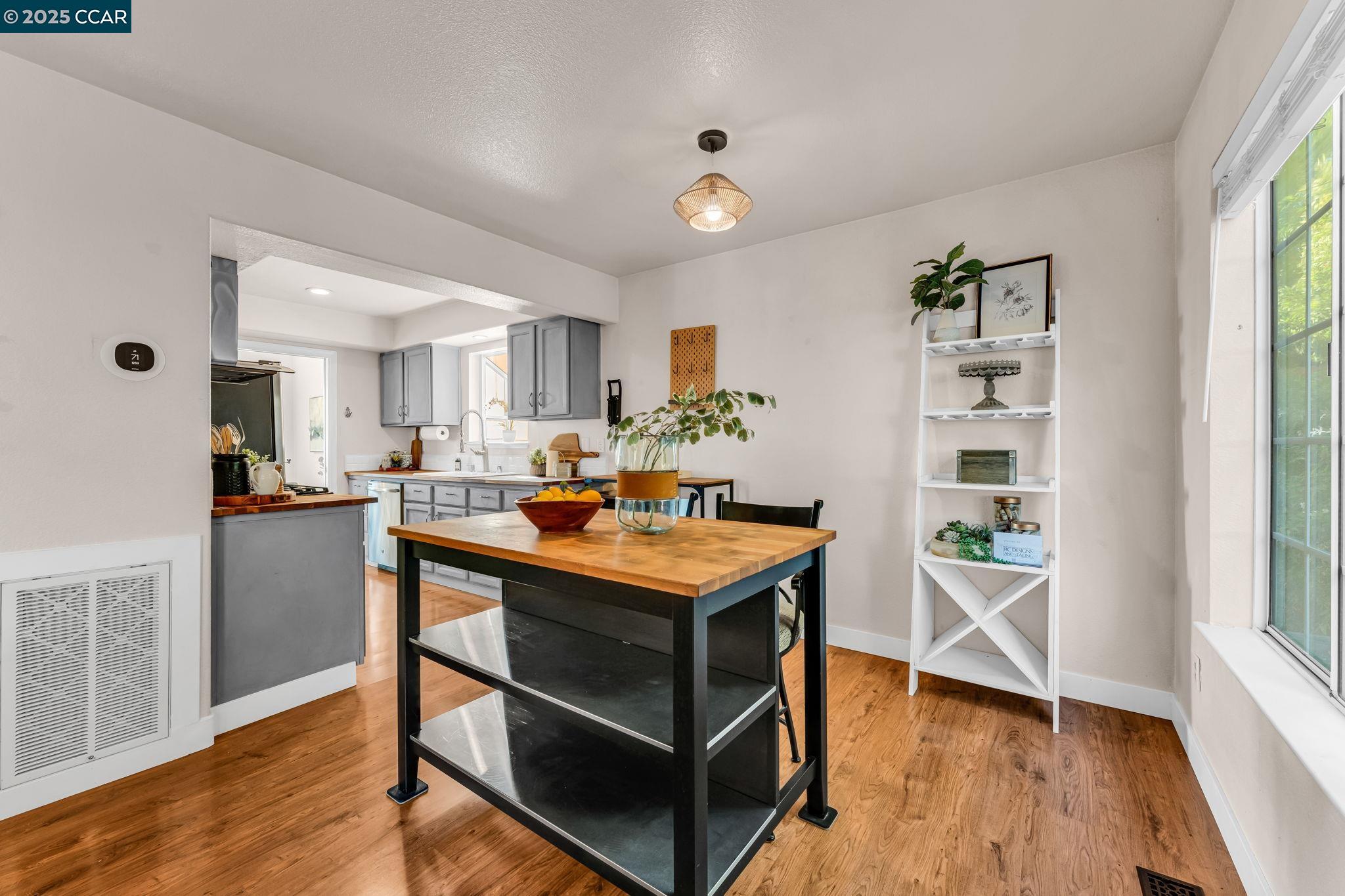 122 Alpine Ct, San Pablo, California 94806, 3 Bedrooms Bedrooms, 9 Rooms Rooms,2 BathroomsBathrooms,Residential,For Sale,122 Alpine Ct,41106854