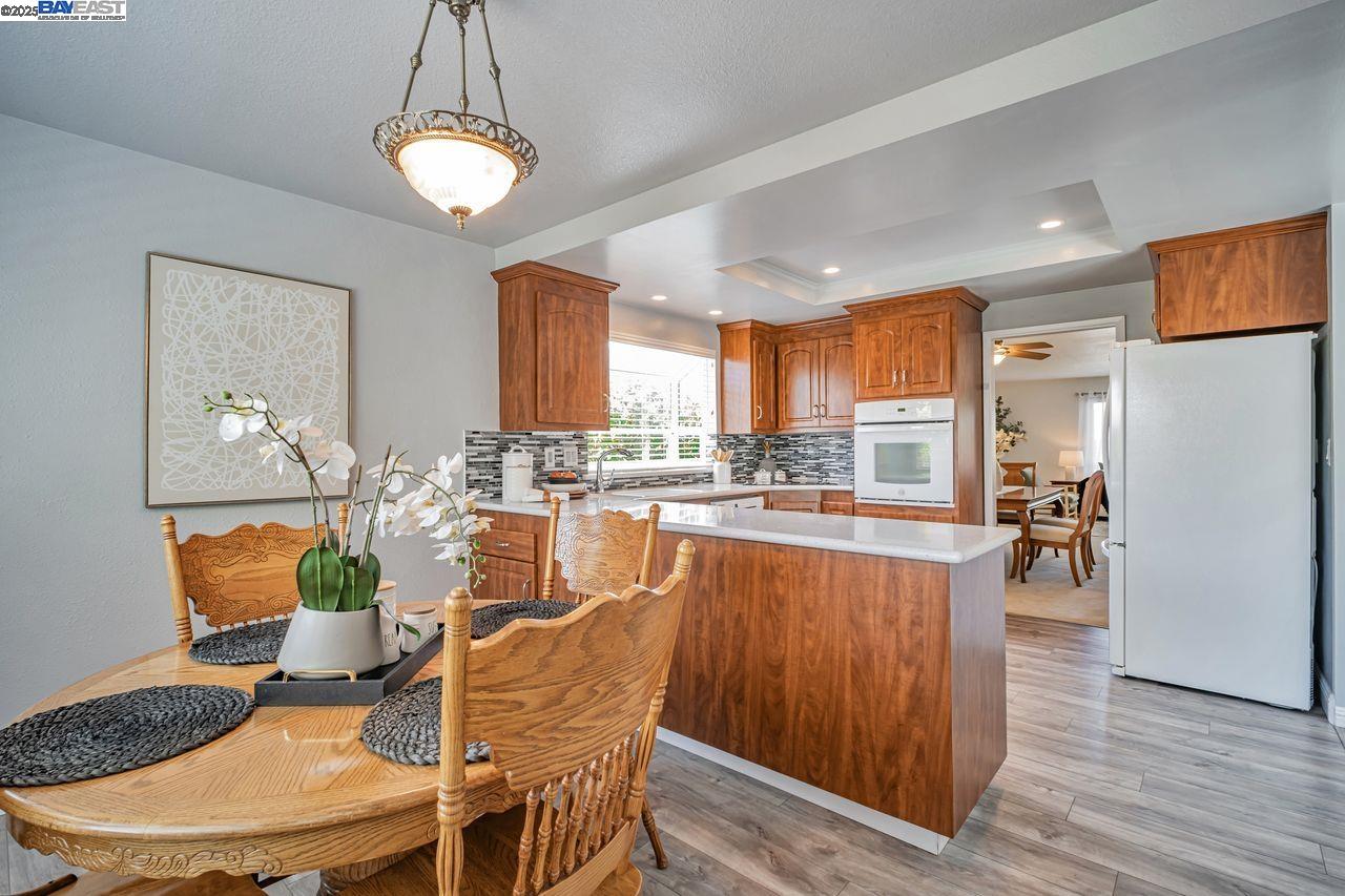 17824 Apricot Way, Castro Valley, California 94546, 3 Bedrooms Bedrooms, 6 Rooms Rooms,2 BathroomsBathrooms,Residential,For Sale,17824 Apricot Way,41106857