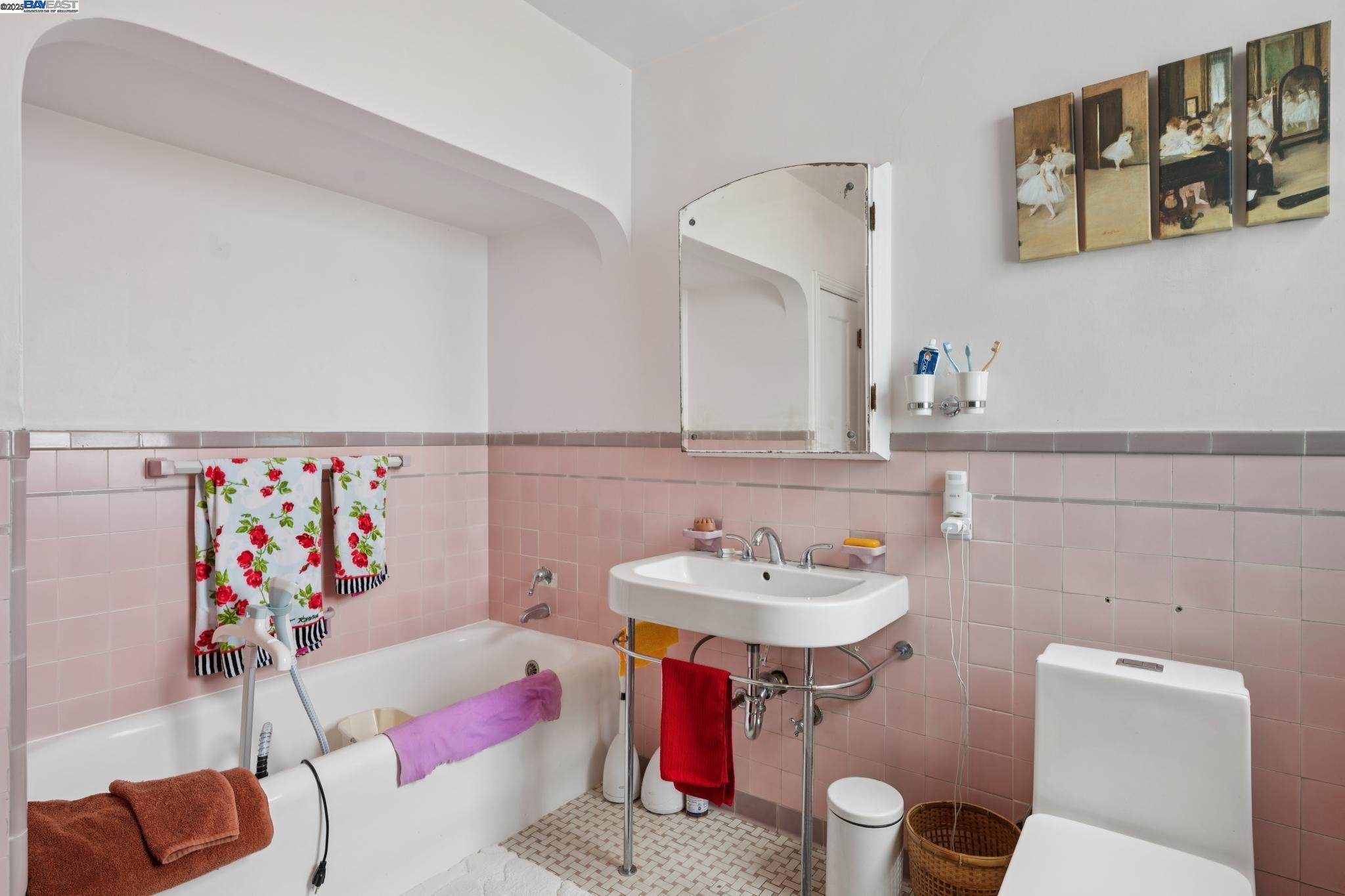 658 30Th Ave, San Francisco, California 94121, 3 Bedrooms Bedrooms, 8 Rooms Rooms,2 BathroomsBathrooms,Residential,For Sale,658 30Th Ave,41106859