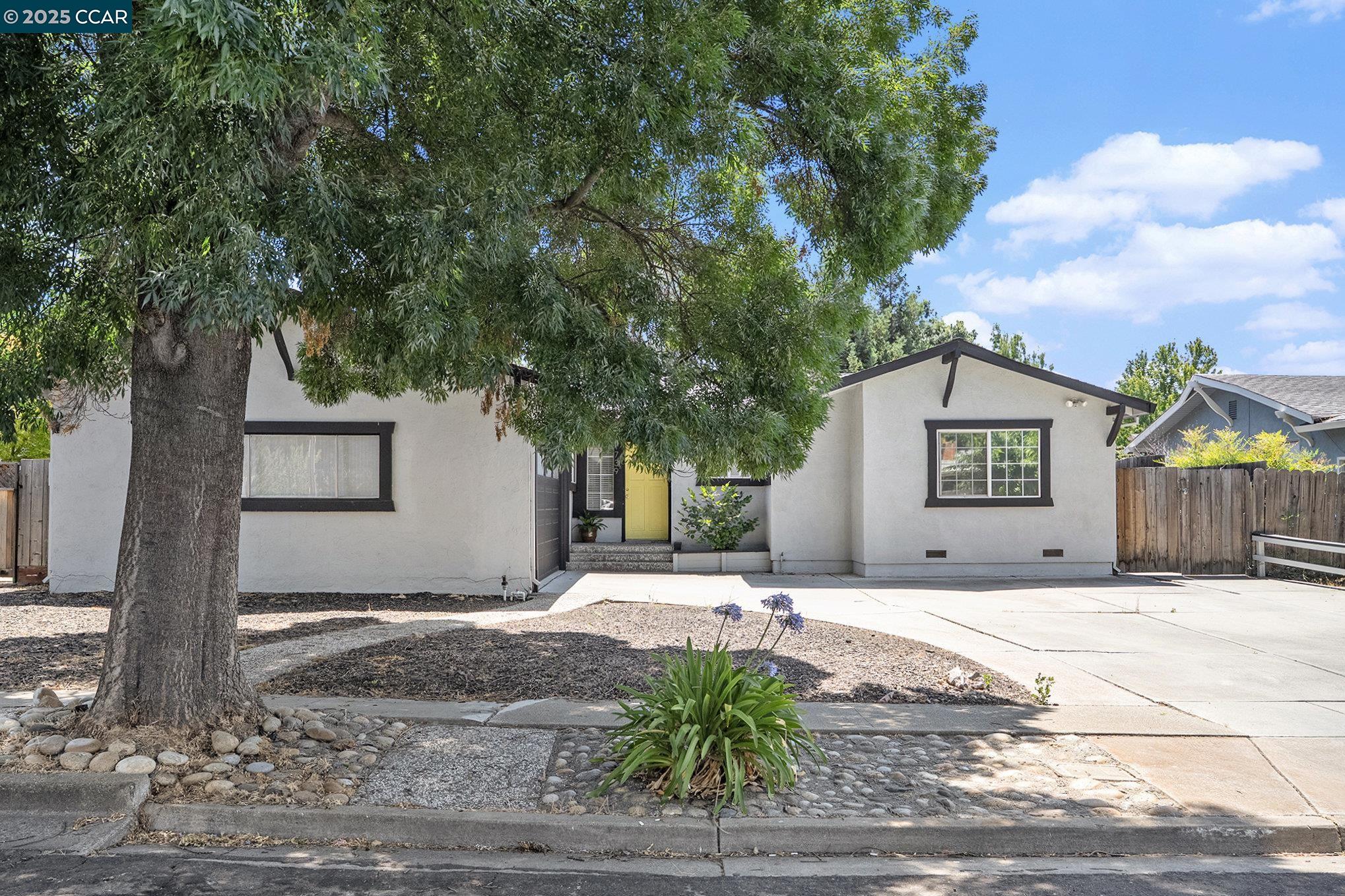 Detail Gallery Image 2 of 32 For 1739 Lynwood Dr, Concord,  CA 94519 - 3 Beds | 2 Baths