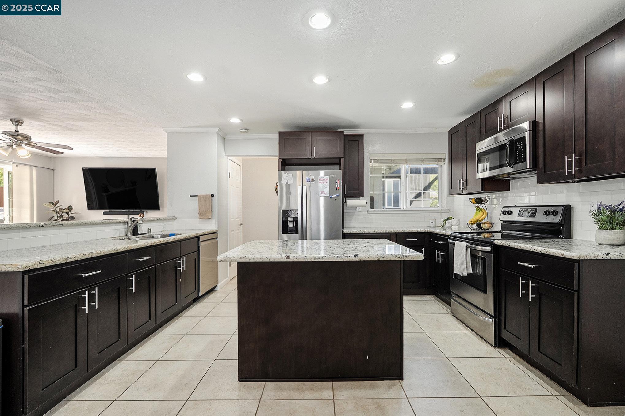 Detail Gallery Image 11 of 32 For 1739 Lynwood Dr, Concord,  CA 94519 - 3 Beds | 2 Baths