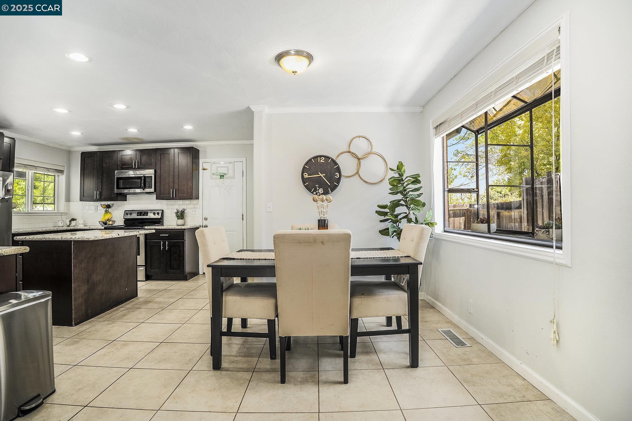 Detail Gallery Image 10 of 32 For 1739 Lynwood Dr, Concord,  CA 94519 - 3 Beds | 2 Baths