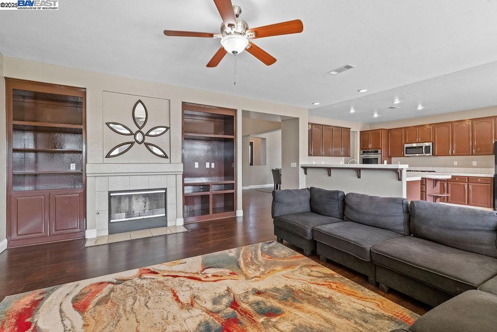 907 MAGGIORE LANE, Manteca, California 95337, 6 Bedrooms Bedrooms, 6 Rooms Rooms,3 BathroomsBathrooms,Residential,For Sale,907 MAGGIORE LANE,41106870