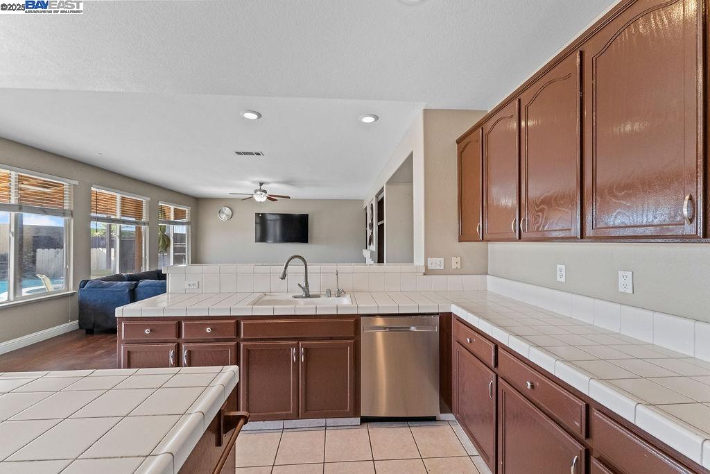 907 MAGGIORE LANE, Manteca, California 95337, 6 Bedrooms Bedrooms, 6 Rooms Rooms,3 BathroomsBathrooms,Residential,For Sale,907 MAGGIORE LANE,41106870