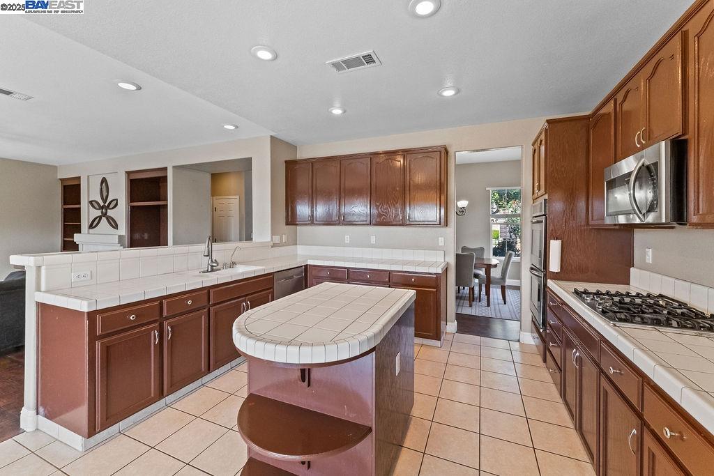 907 MAGGIORE LANE, Manteca, California 95337, 6 Bedrooms Bedrooms, 6 Rooms Rooms,3 BathroomsBathrooms,Residential,For Sale,907 MAGGIORE LANE,41106870
