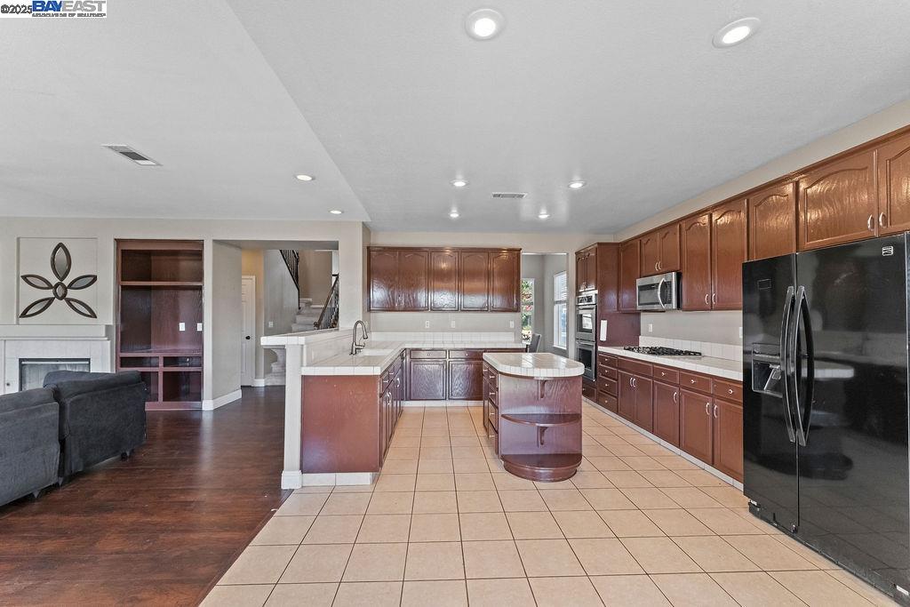 907 MAGGIORE LANE, Manteca, California 95337, 6 Bedrooms Bedrooms, 6 Rooms Rooms,3 BathroomsBathrooms,Residential,For Sale,907 MAGGIORE LANE,41106870
