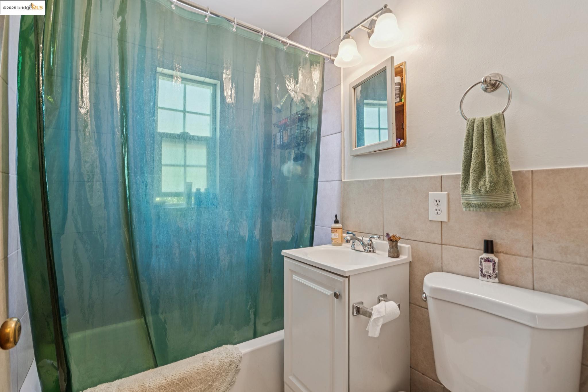 574 66th, Oakland, California 94609, ,Commercial Sale,For Sale,574 66th,41106879