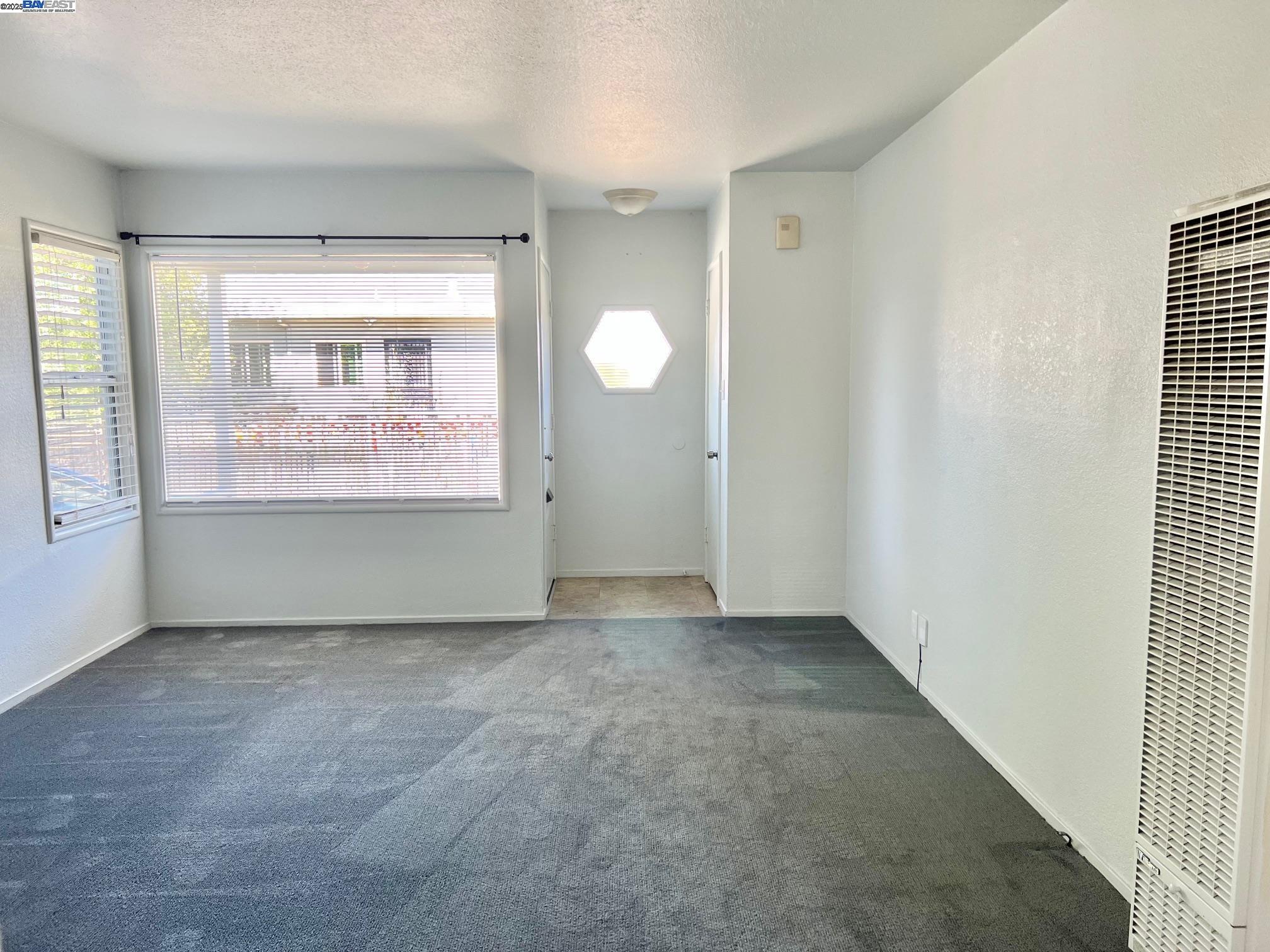 Detail Gallery Image 2 of 12 For 3594 Somerset Ave #FRONT UNIT,  Castro Valley,  CA 94546 - 2 Beds | 1 Baths