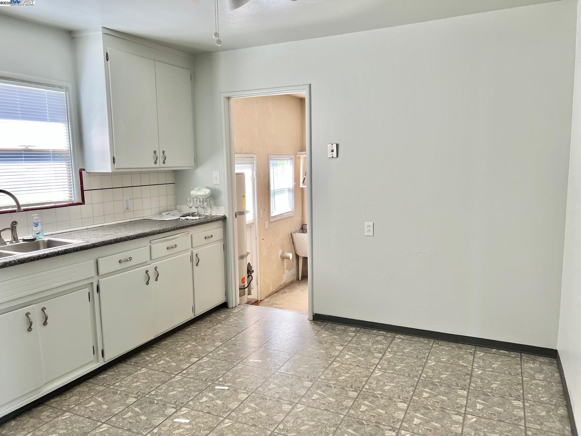 Detail Gallery Image 5 of 12 For 3594 Somerset Ave #FRONT UNIT,  Castro Valley,  CA 94546 - 2 Beds | 1 Baths
