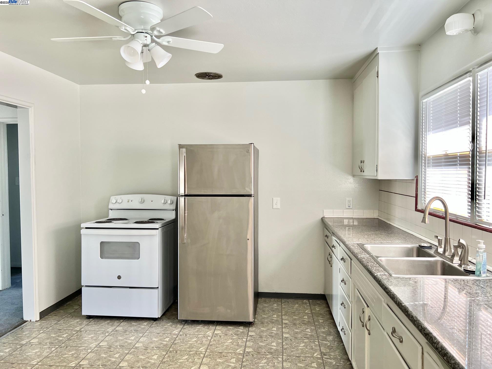 Detail Gallery Image 6 of 12 For 3594 Somerset Ave #FRONT UNIT,  Castro Valley,  CA 94546 - 2 Beds | 1 Baths