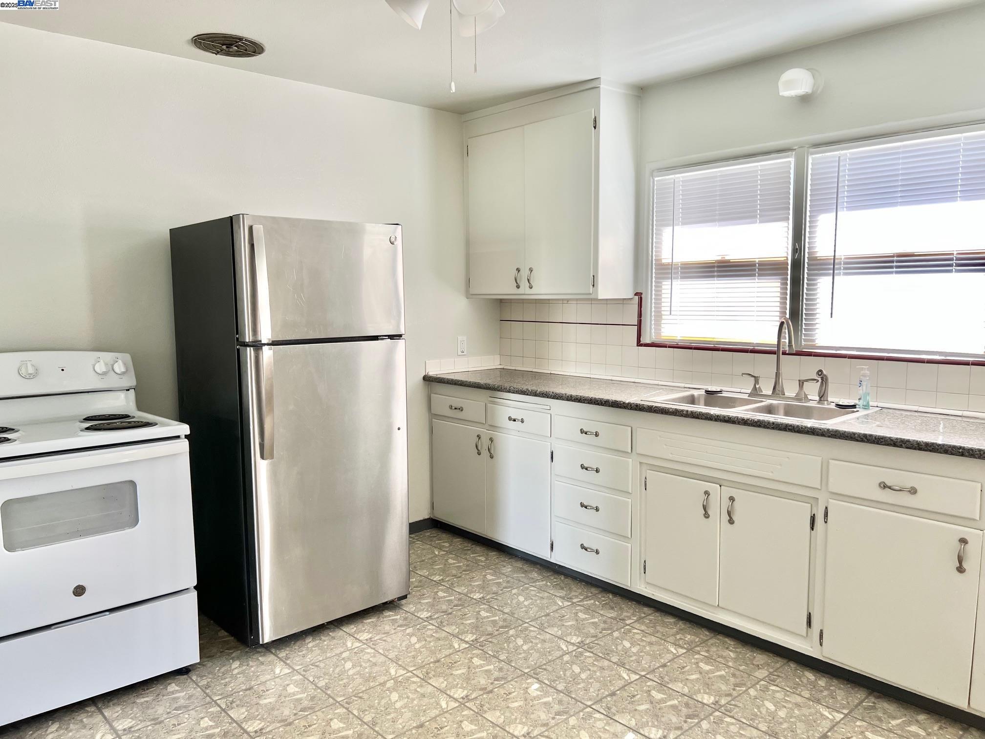 Detail Gallery Image 7 of 12 For 3594 Somerset Ave #FRONT UNIT,  Castro Valley,  CA 94546 - 2 Beds | 1 Baths