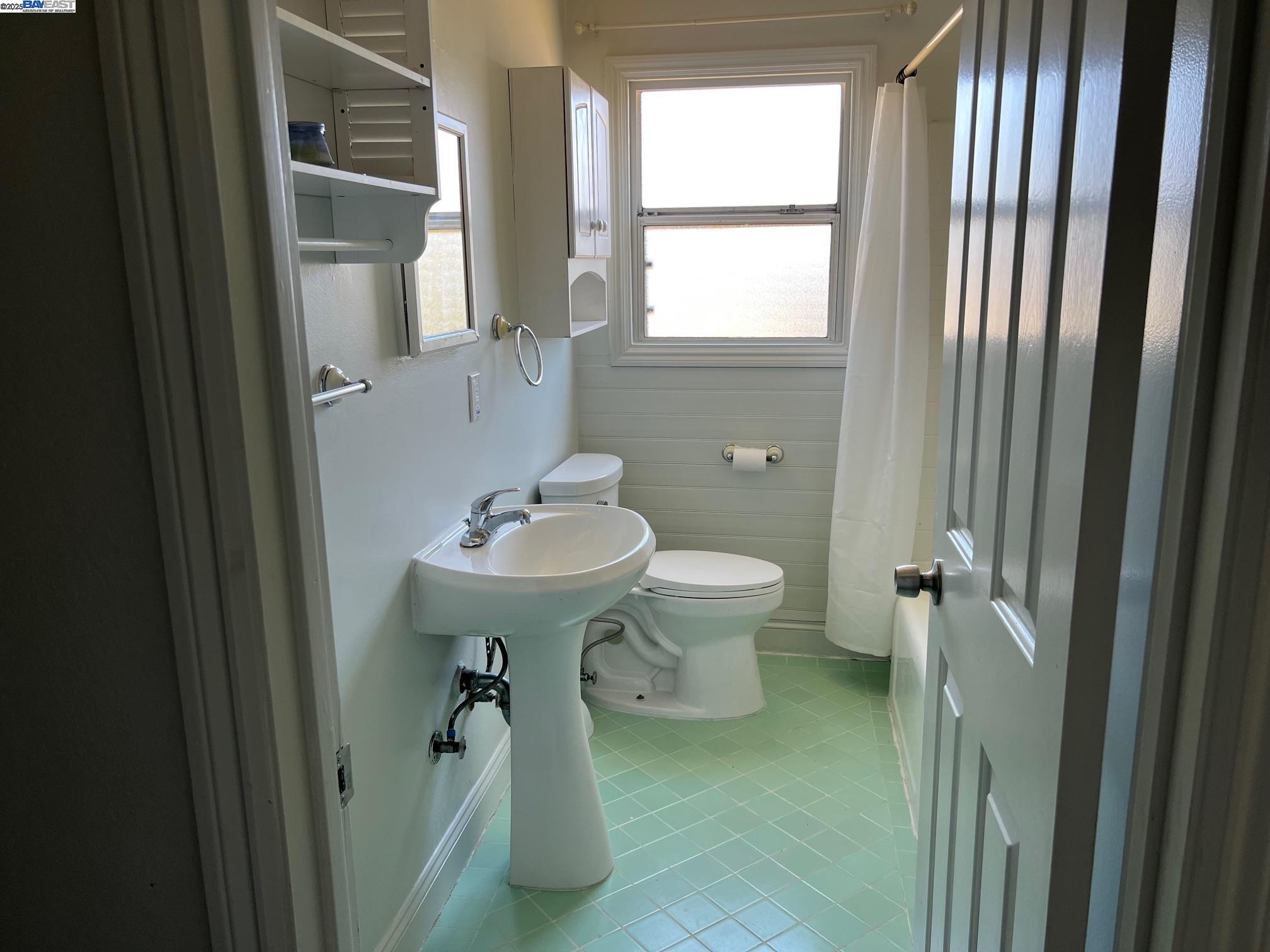 Detail Gallery Image 9 of 12 For 3594 Somerset Ave #FRONT UNIT,  Castro Valley,  CA 94546 - 2 Beds | 1 Baths