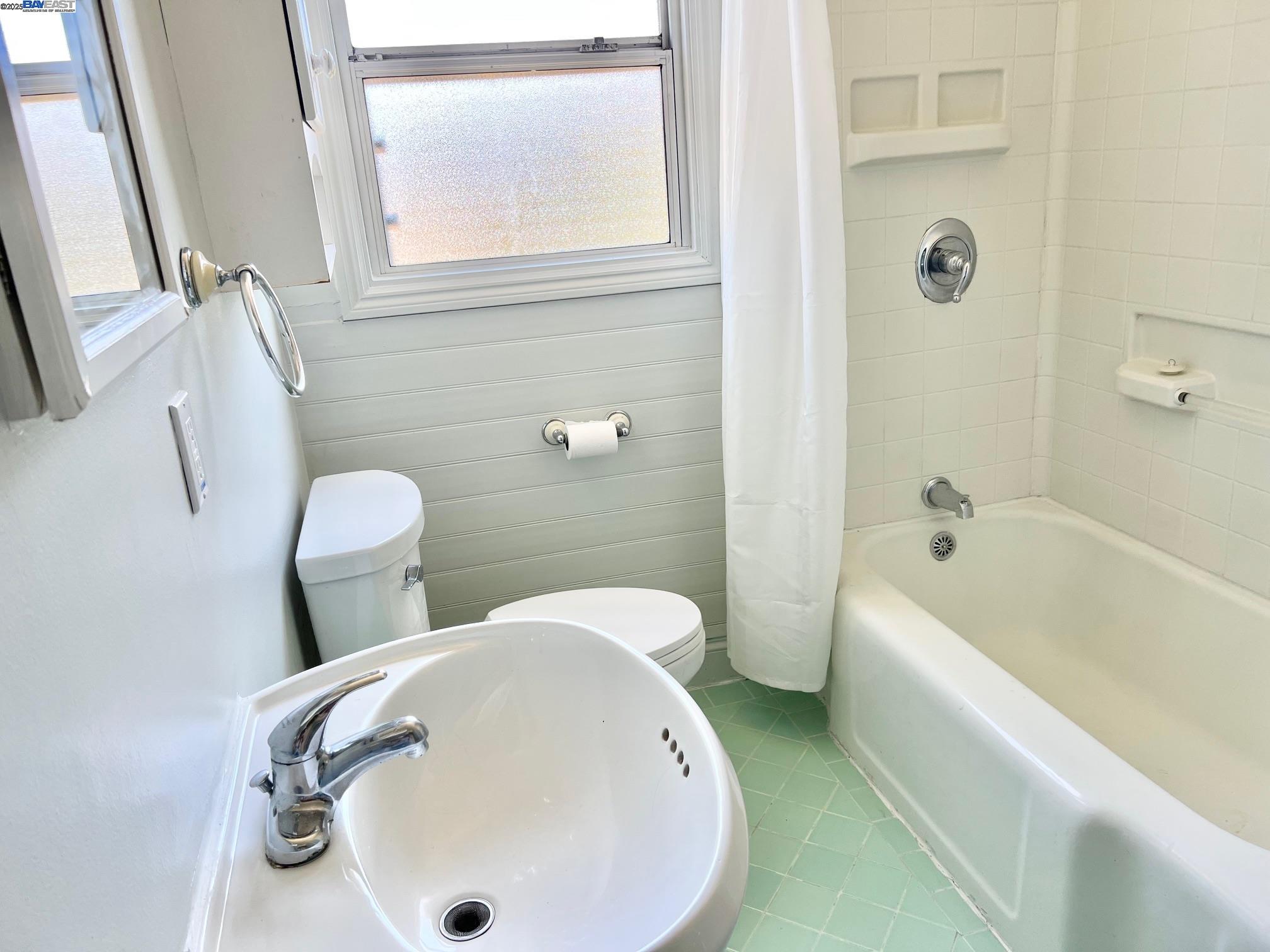 Detail Gallery Image 10 of 12 For 3594 Somerset Ave #FRONT UNIT,  Castro Valley,  CA 94546 - 2 Beds | 1 Baths