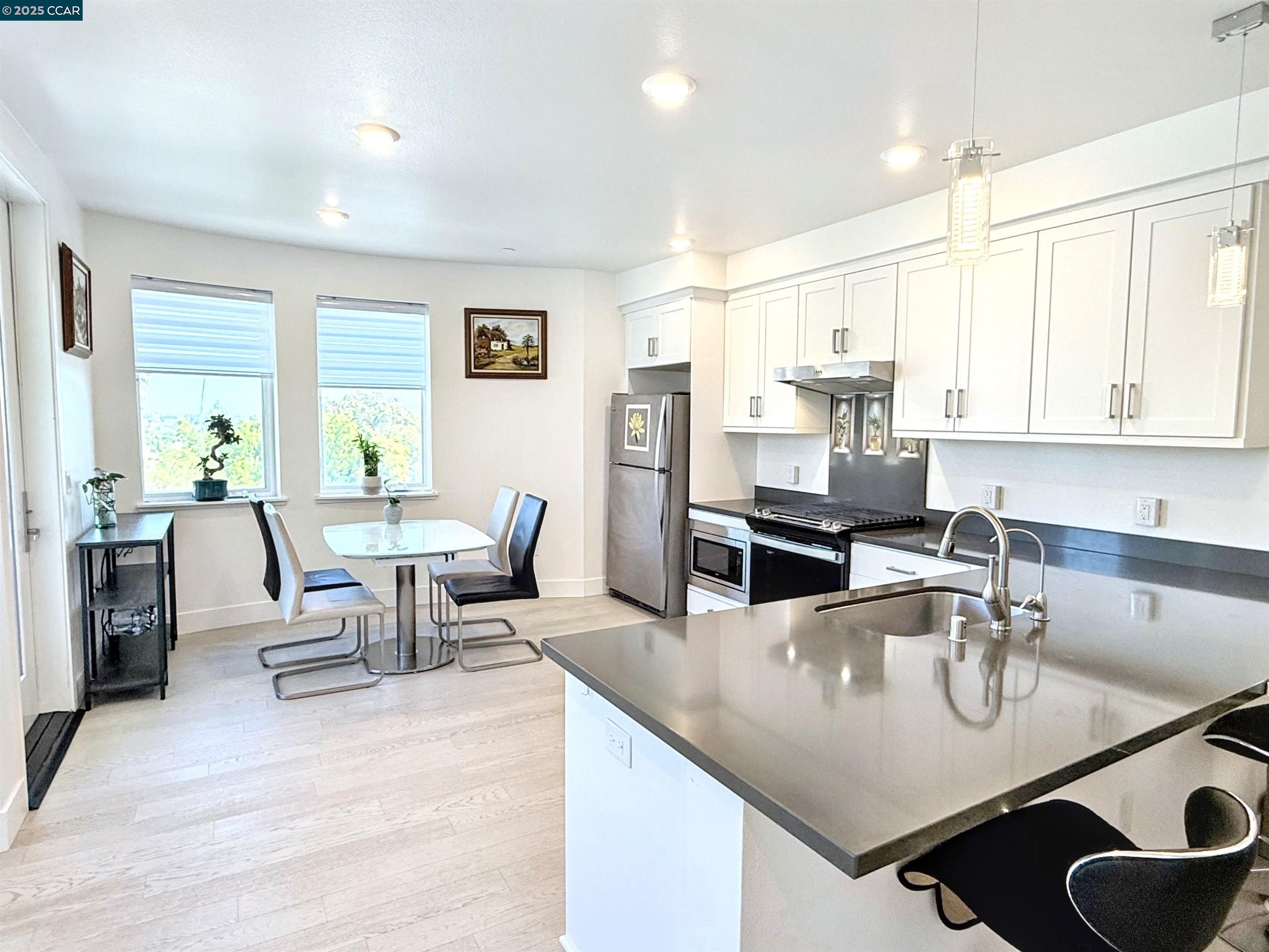 Detail Gallery Image 11 of 39 For 42111 Osgood Rd #401,  Fremont,  CA 94539 - 2 Beds | 2 Baths