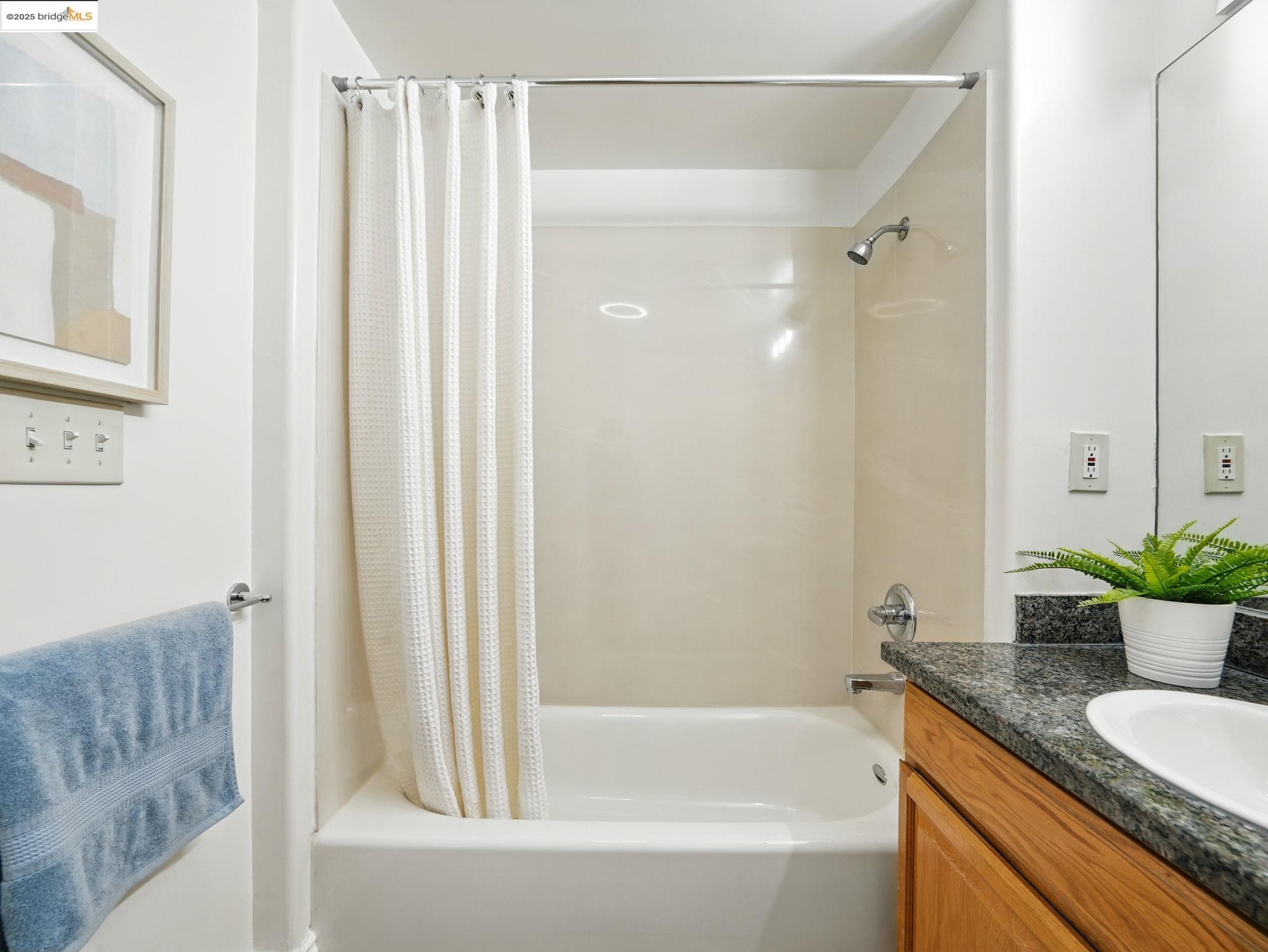 Detail Gallery Image 18 of 24 For 1515 14th Ave #201,  Oakland,  CA 94606 - 3 Beds | 2 Baths